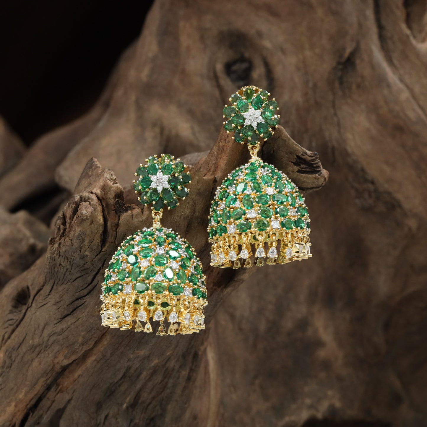 Dazzling arch Gj Jumka with clustered stone arrangement