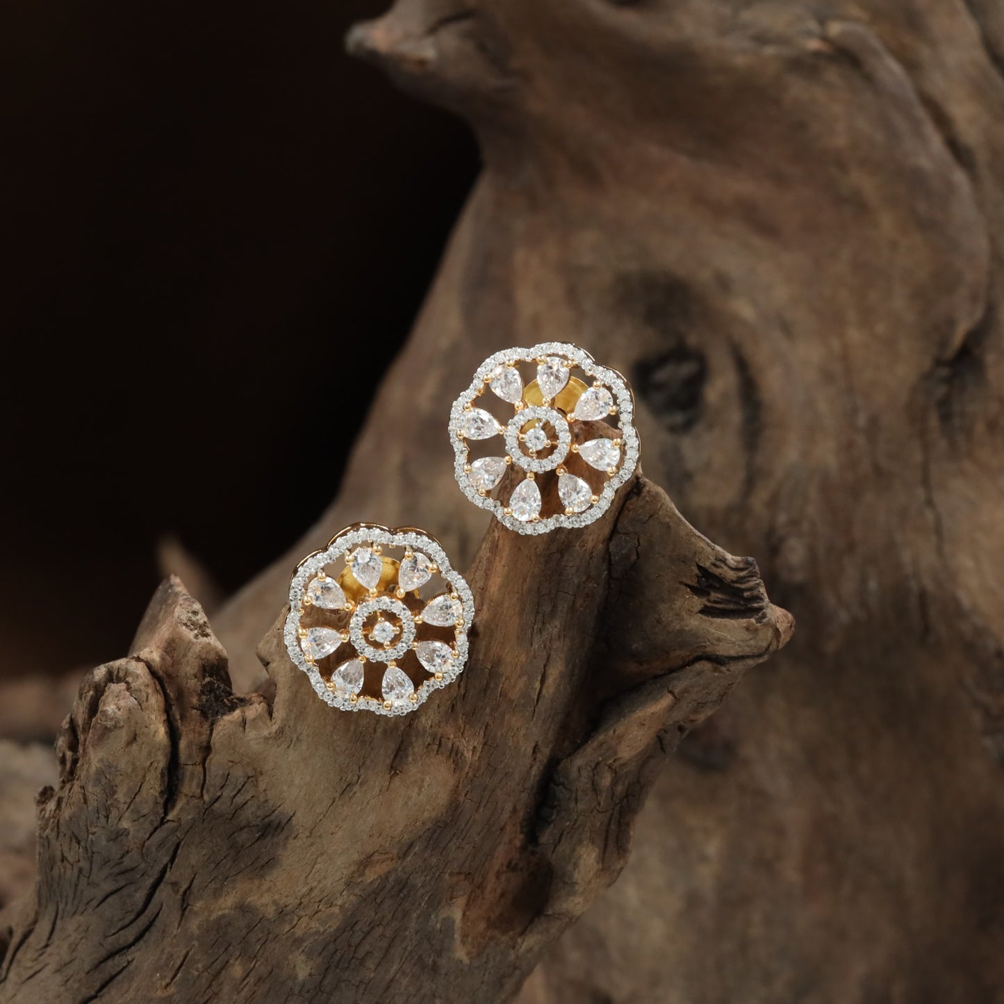 Majestic circle Gj Stud with radiant floral detailing
