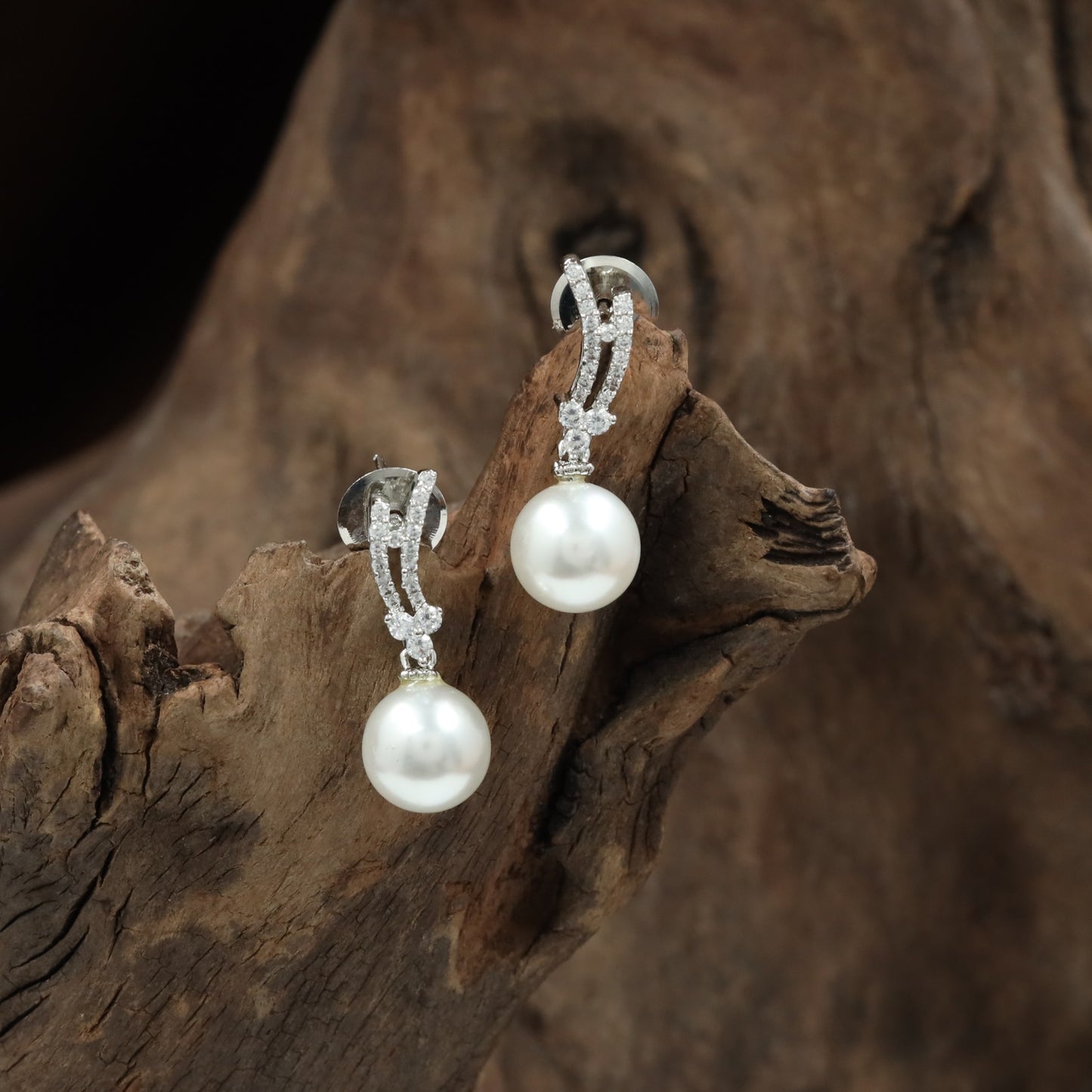 Glittering pearl Stud with bordered hook arrangement