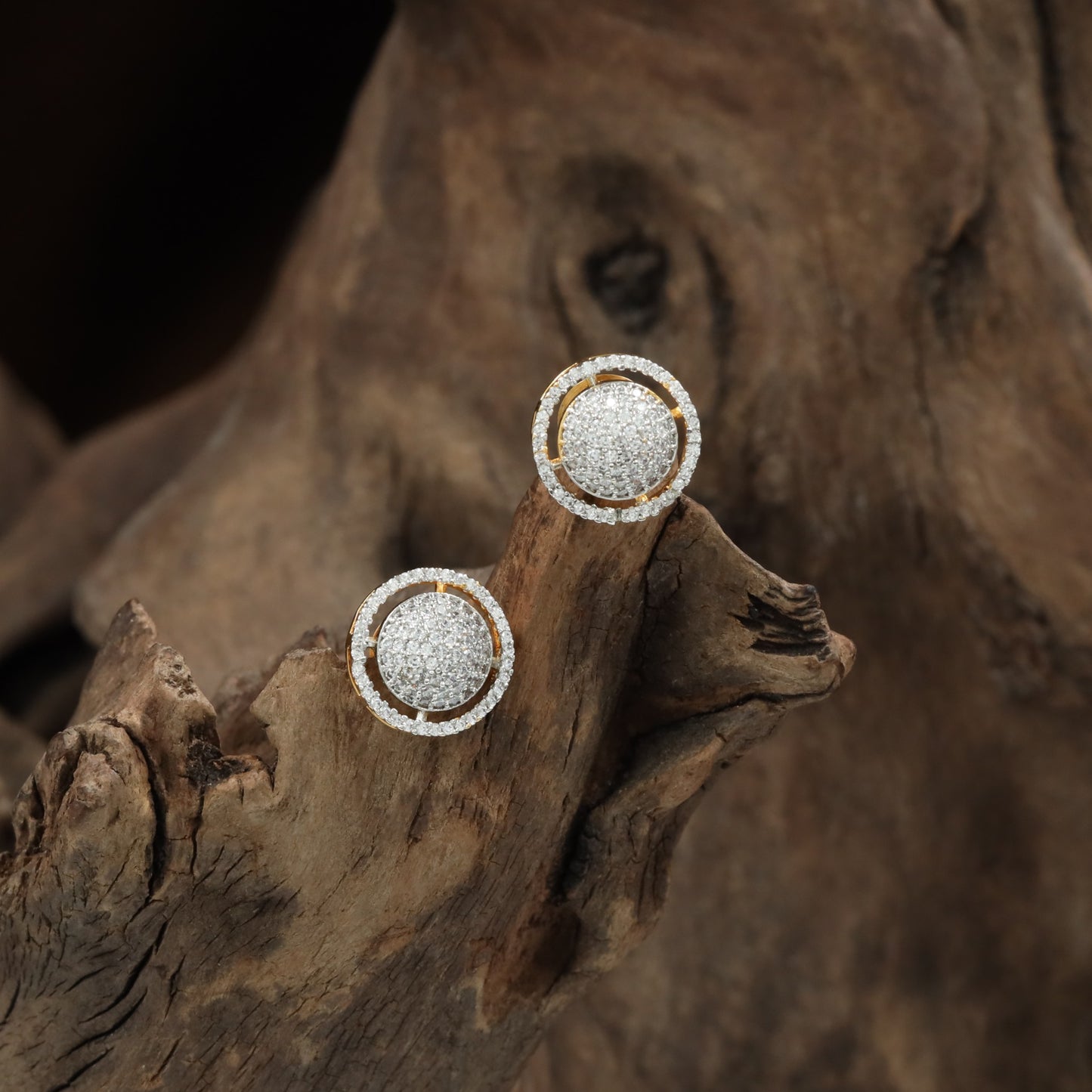 Dazzling round Gj Stud with clustered center arrangement