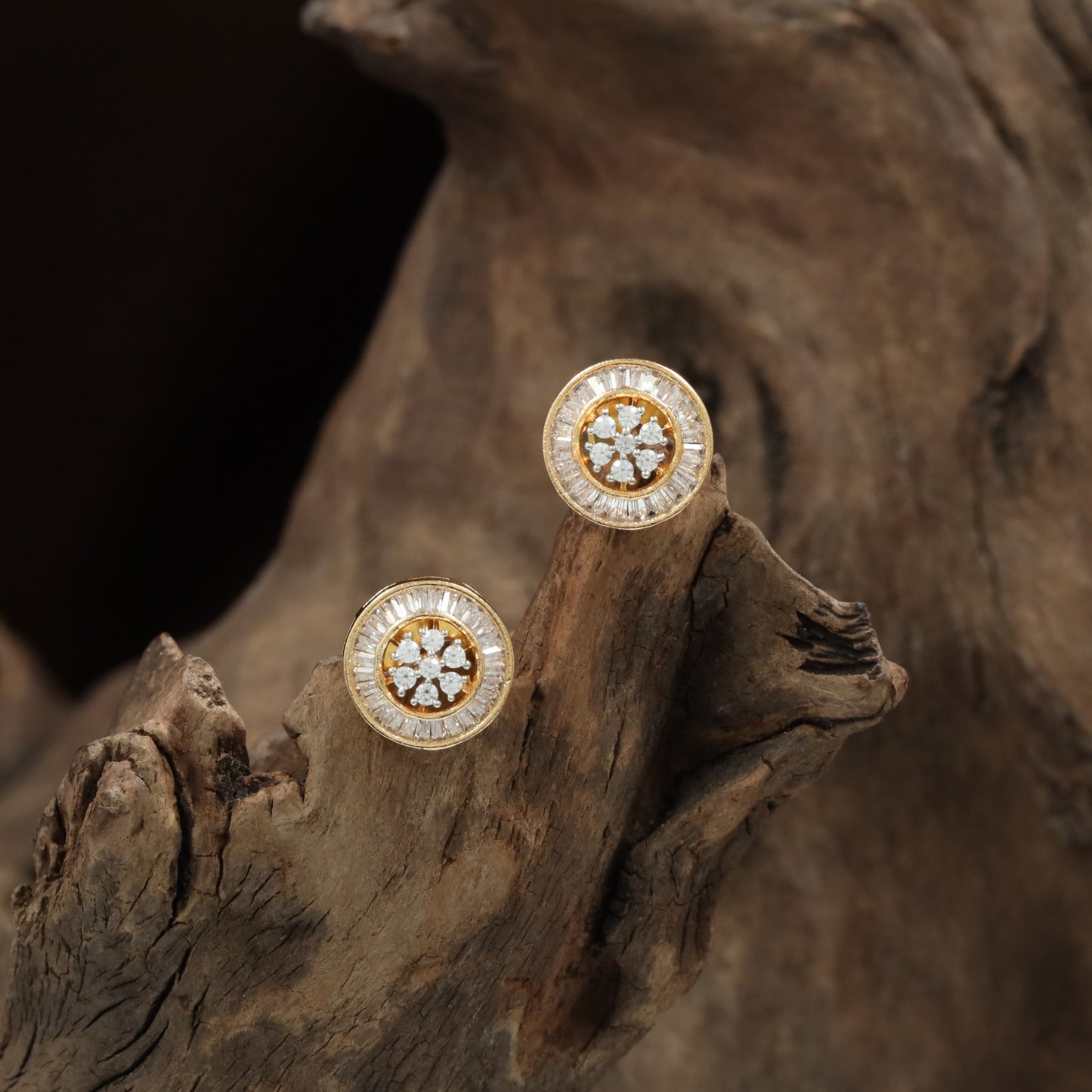 Glittering circle Gj Stud with floral centerpiece styling