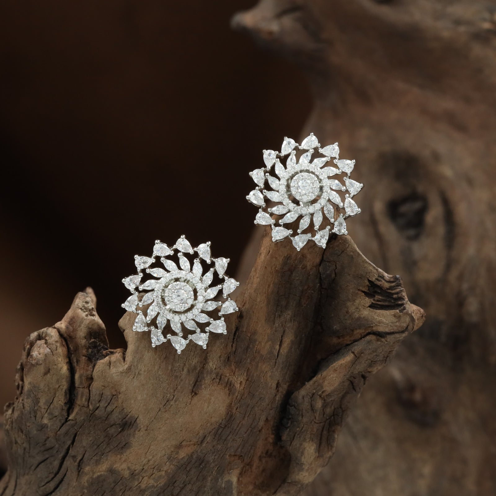 Celestial Openwork Round Stud with Sunray Curve Pattern