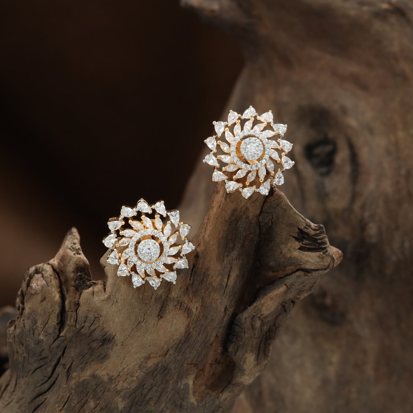 Celestial Openwork Round Stud with Sunray Curve Pattern
