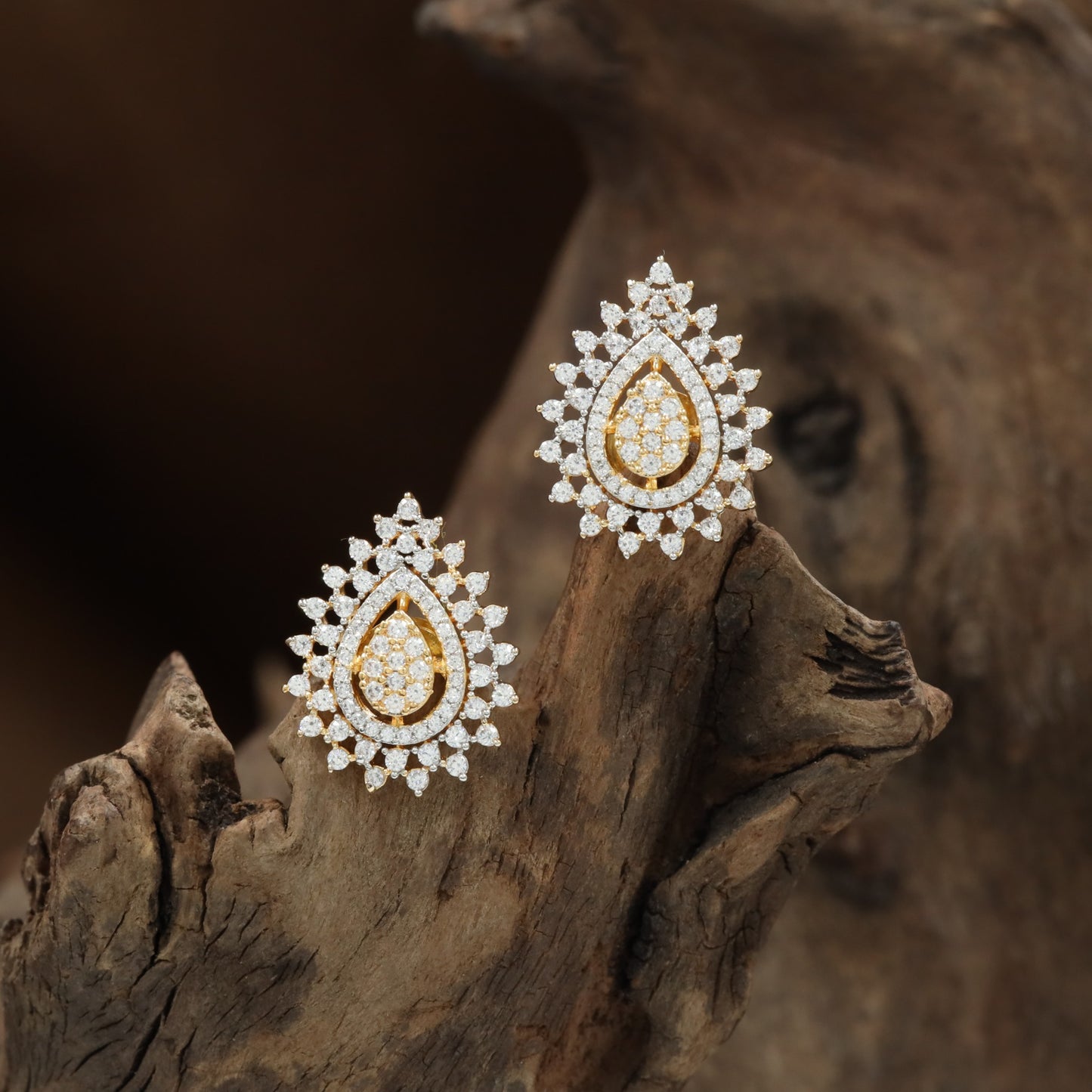 Dewflare Pear Halo Stud with Encircled Edge Placement