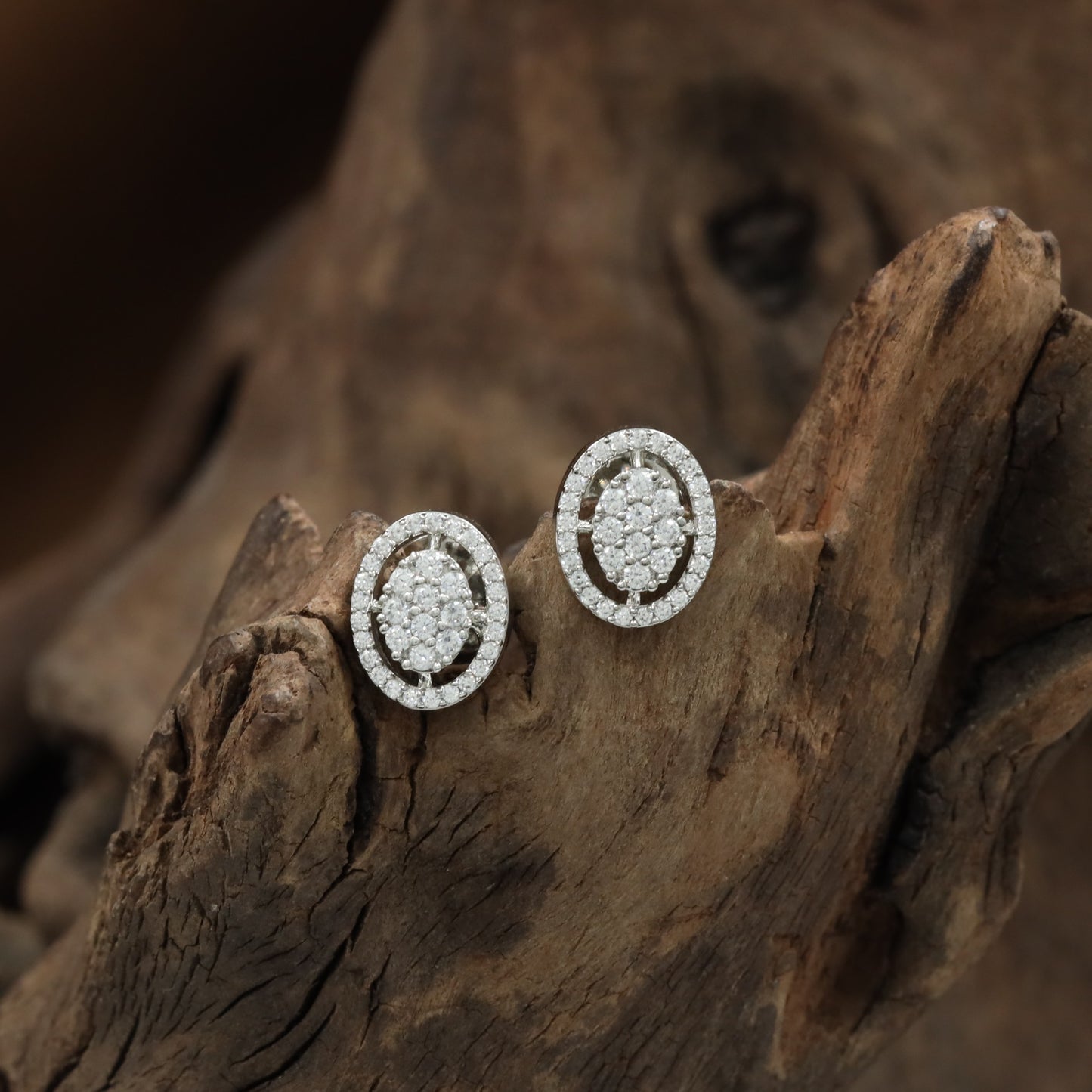 Knotted Halo Stud with Structured Edge Arrangement