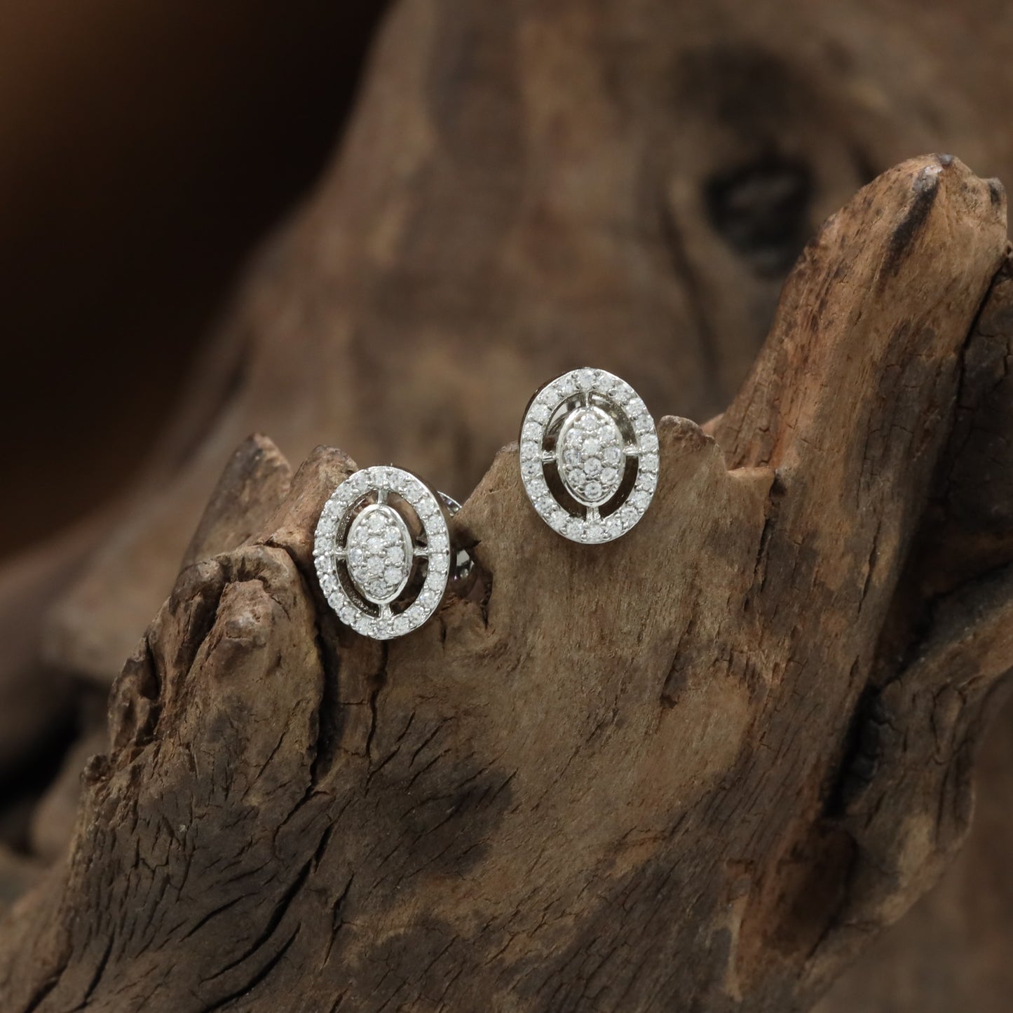 Granule Edge Stud with Double Oval Formation