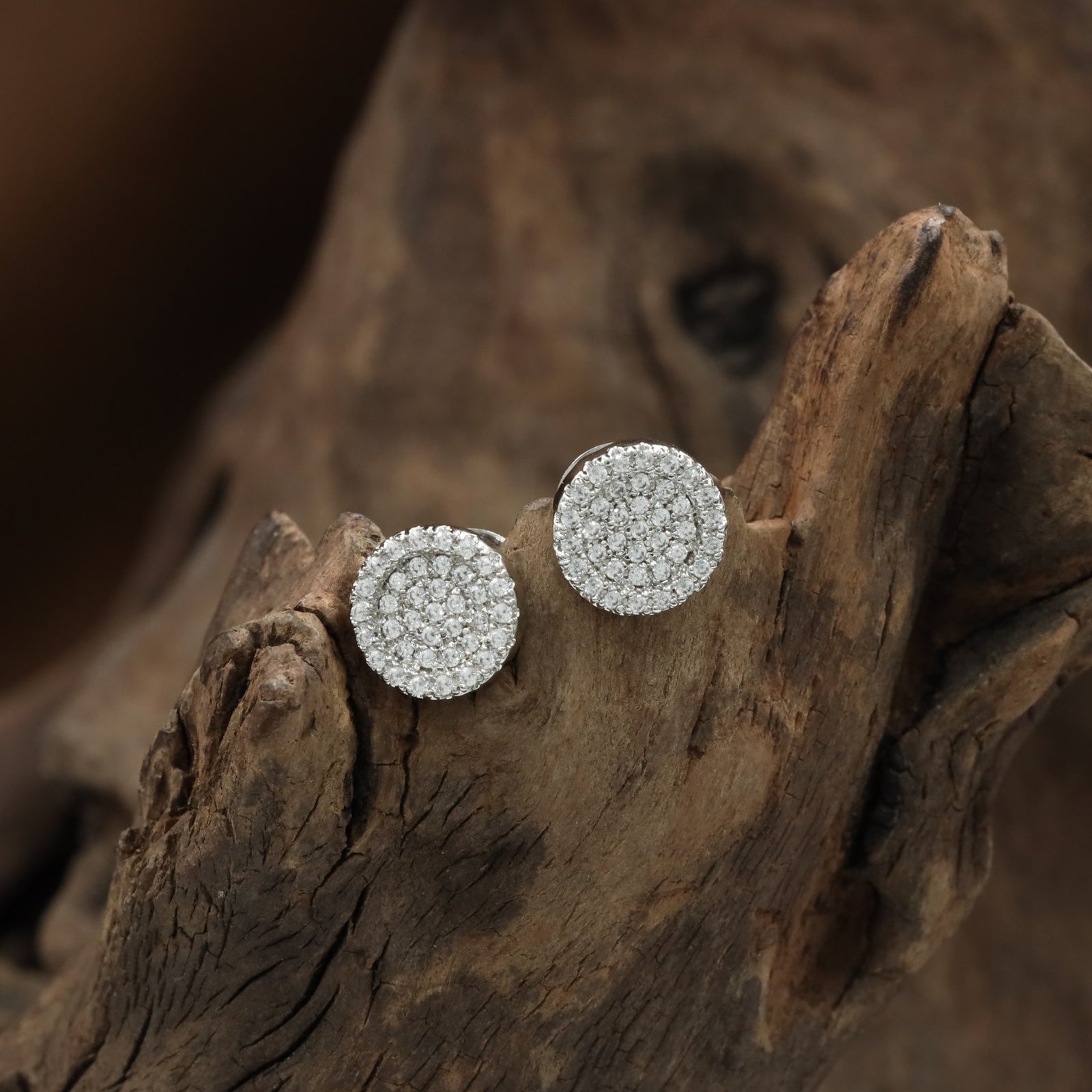 Encircled Pavé Stud with Structured Border Finish