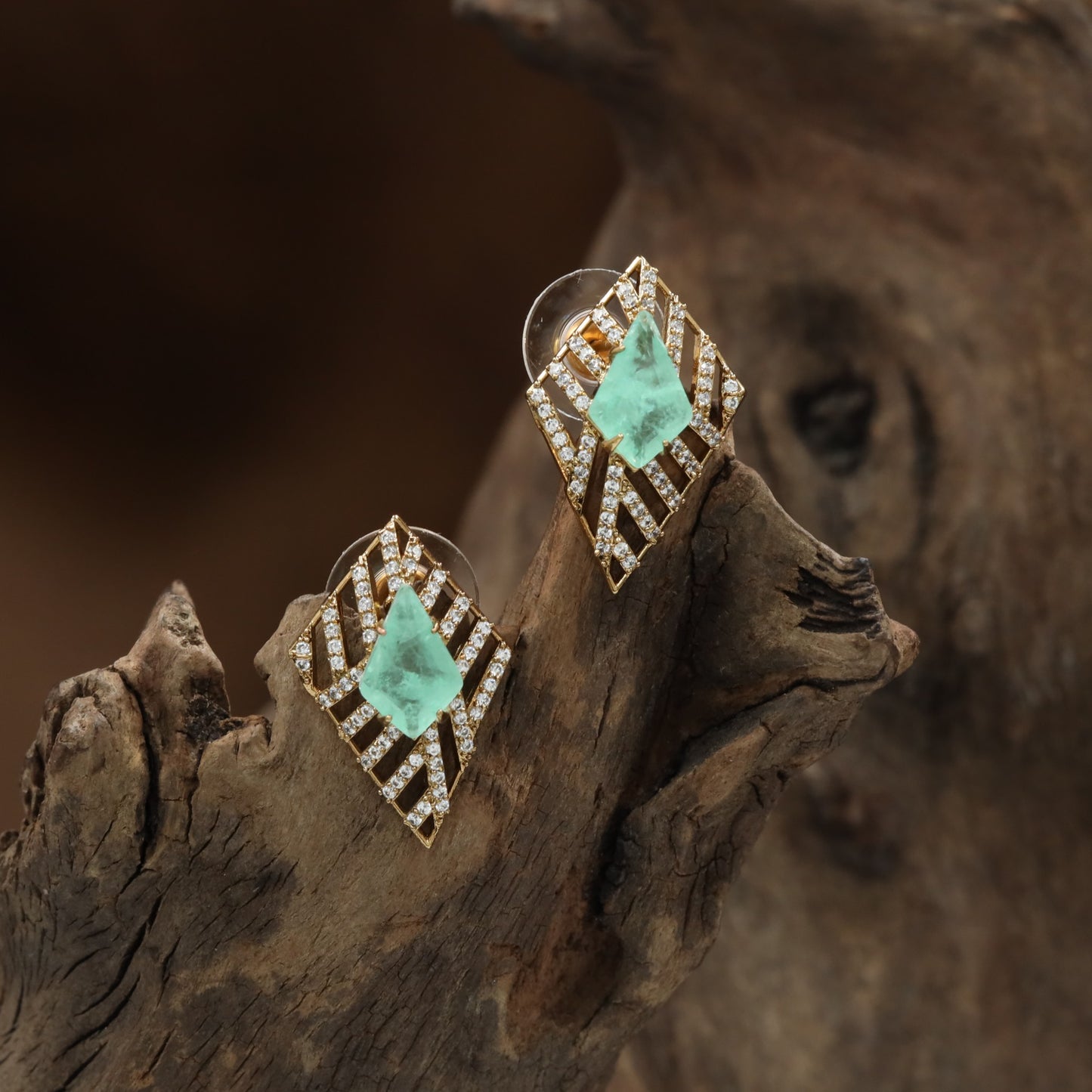 Kite Frame GJ Stud with Layered Border Detailing