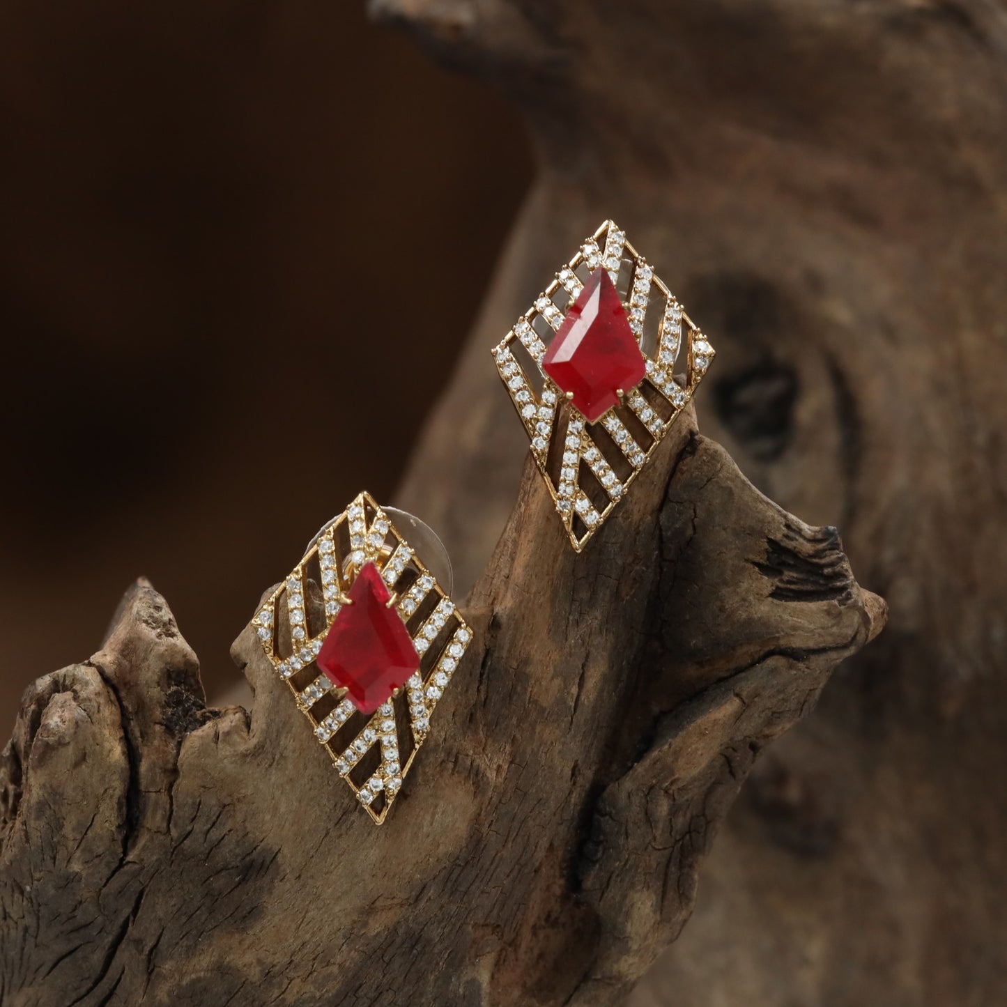 Kite Frame GJ Stud with Layered Border Detailing