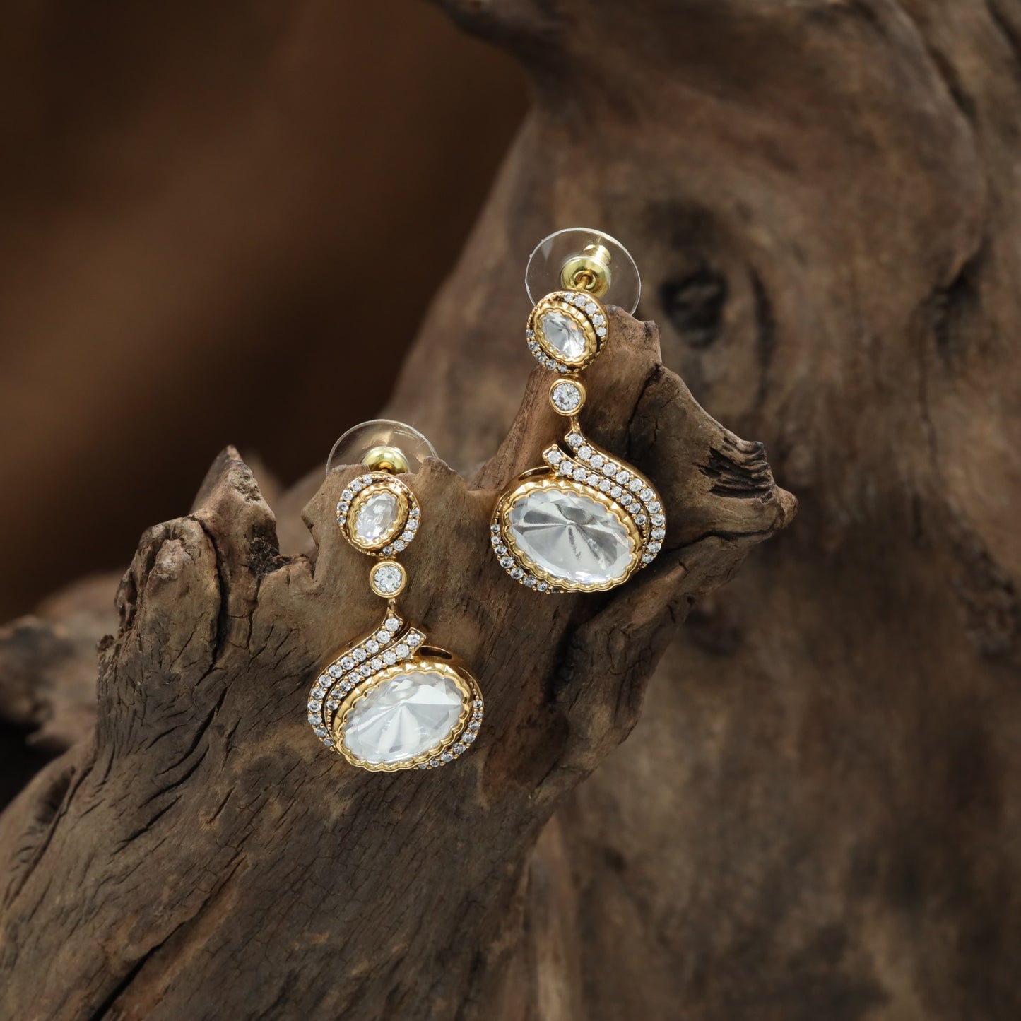 Swirl Frame Kundan Hanging with Teardrop Layout and Open Curve Styling