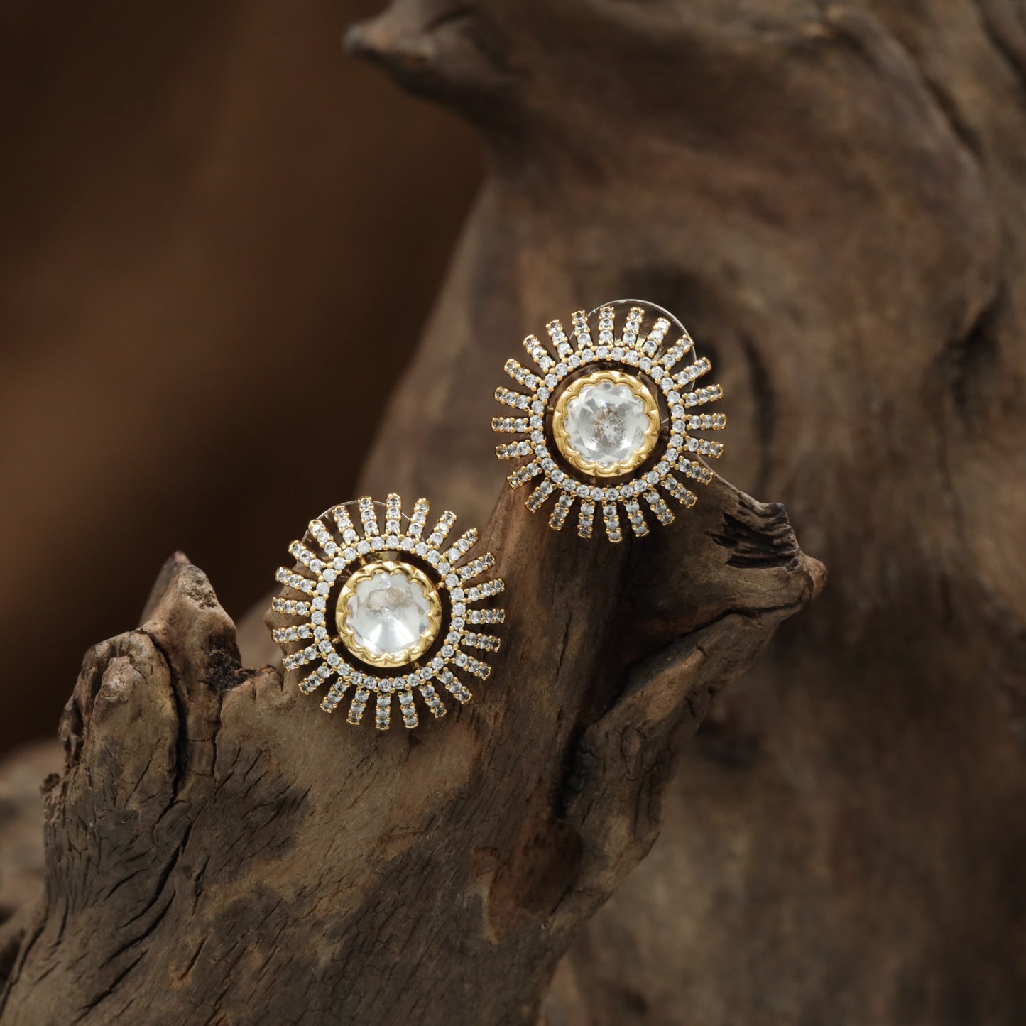 Sunray Halo Kundan Stud with Circular Border Layout and Radiating Edge Detailing
