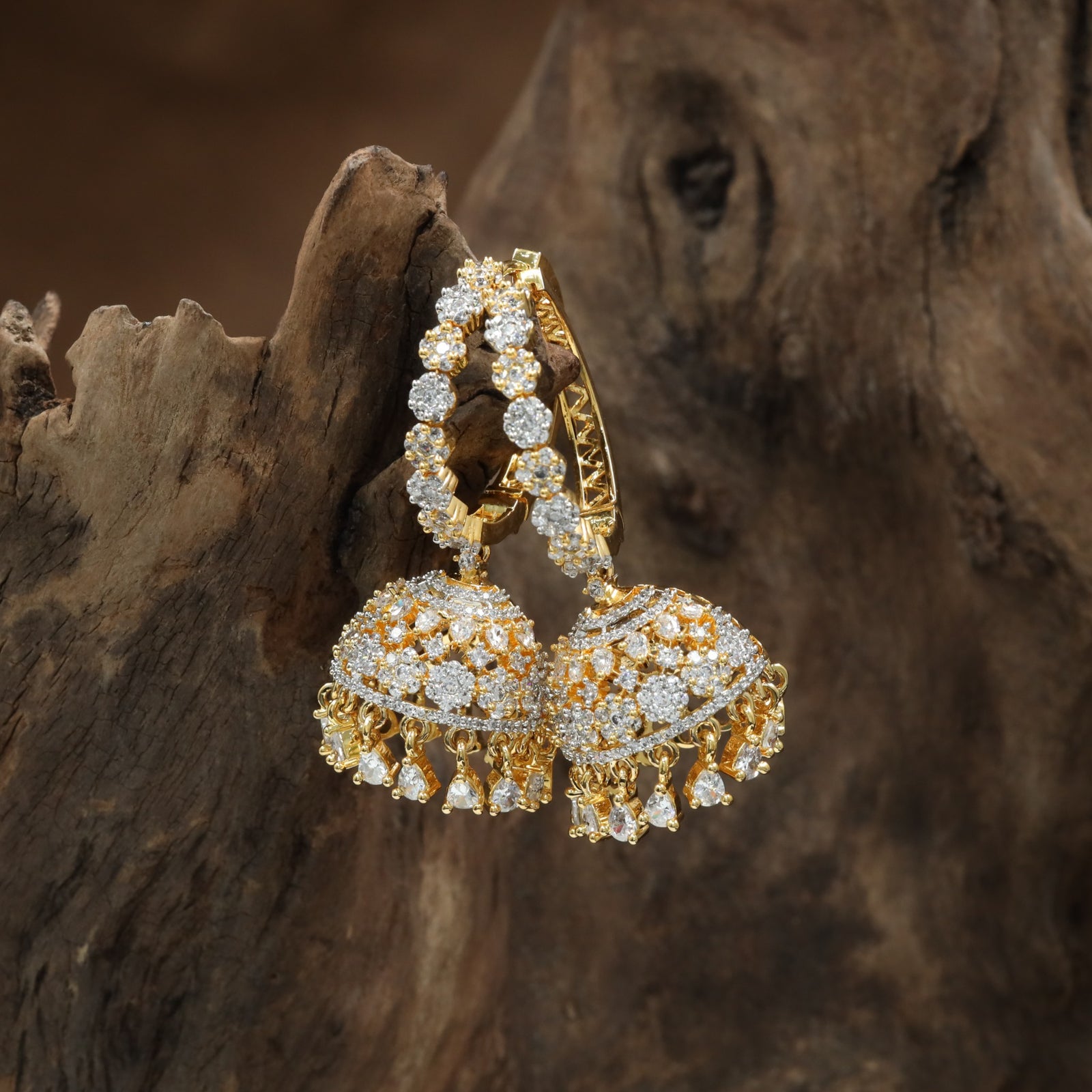 Border Jhumki GJ Stud with Oval Top Layout and Hanging Cluster Finish
