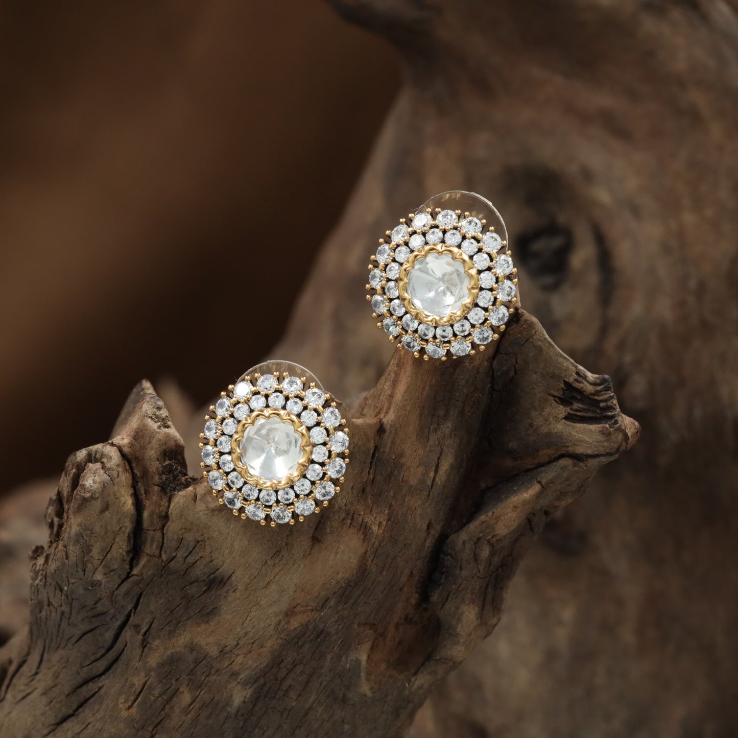 Border Circle Kundan Stud with Structured Round Styling and Cluster Arrangement
