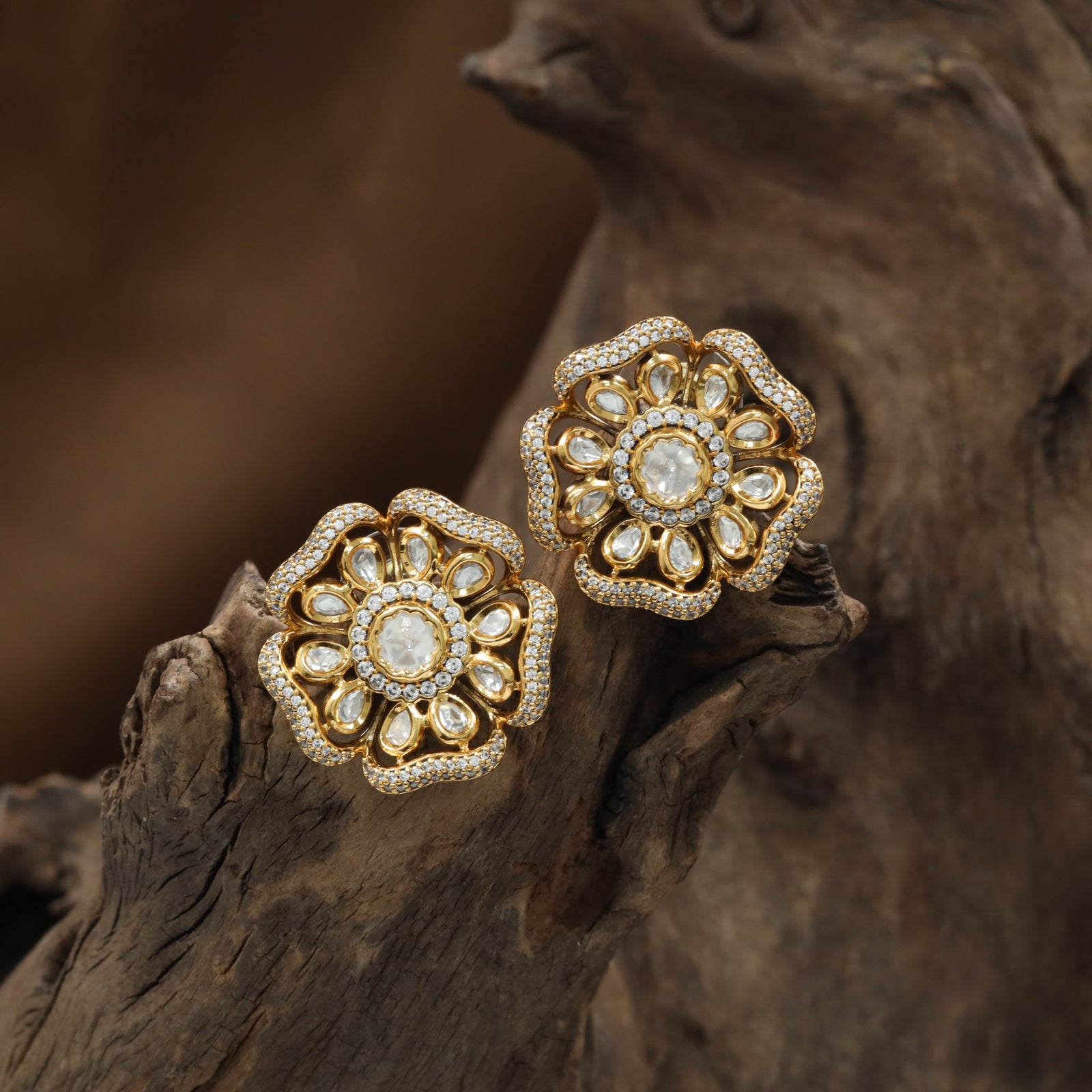 Floral Border Kundan Stud with Rounded Petal Layout and Raised Center Detailing