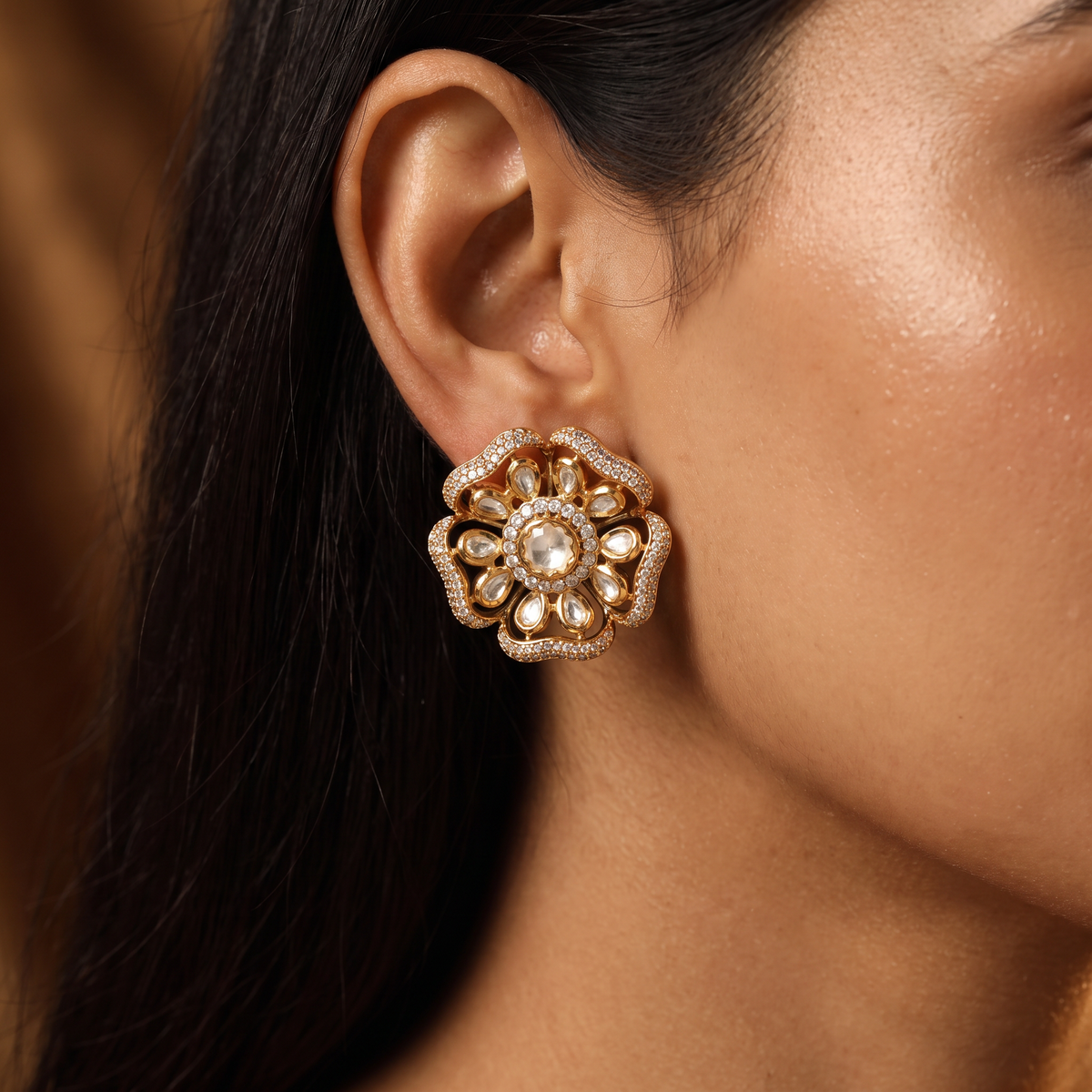 Floral Border Kundan Stud with Rounded Petal Layout and Raised Center Detailing