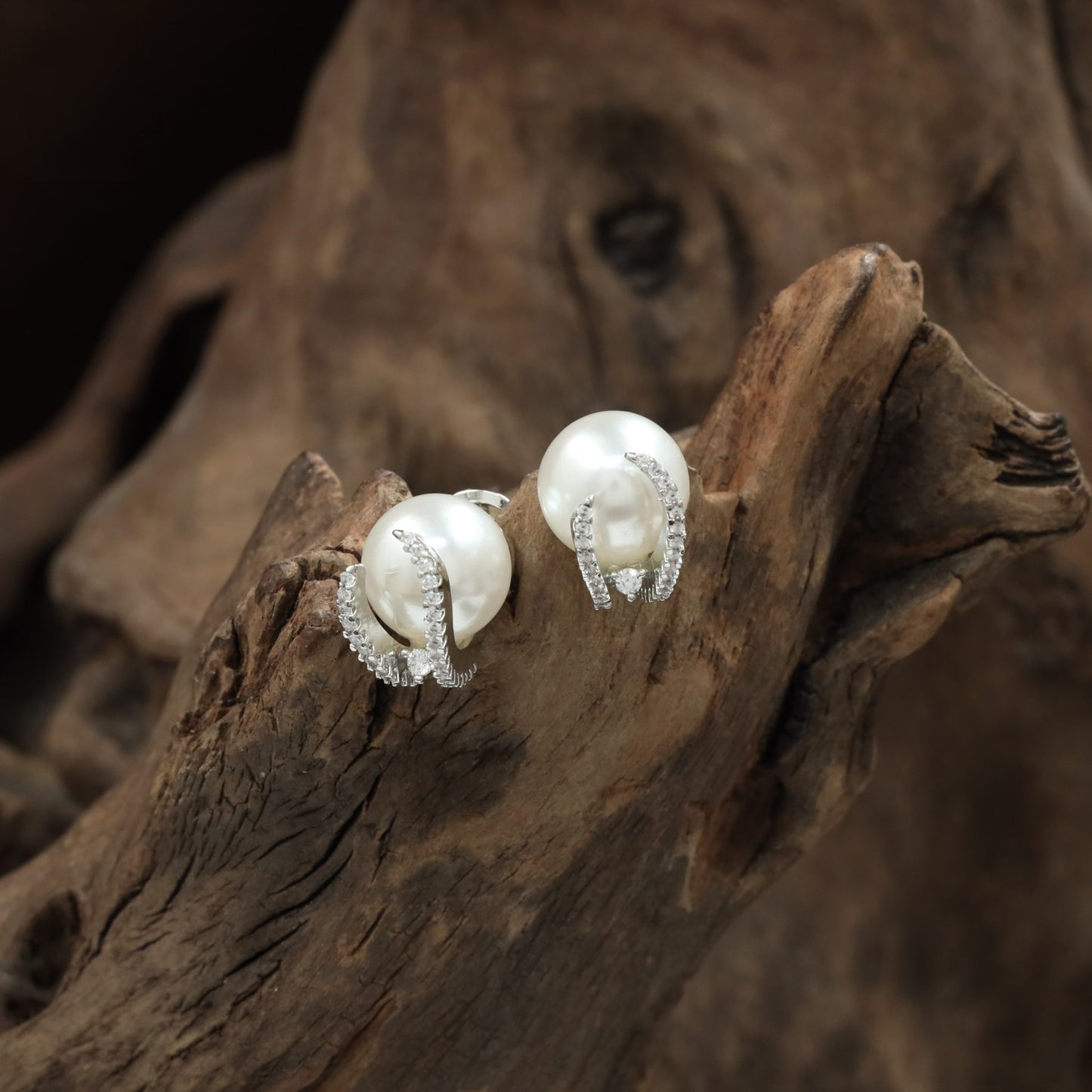 Festive Rhodium Stud Featuring Elegant Side Arches and Delicate Drop Elements