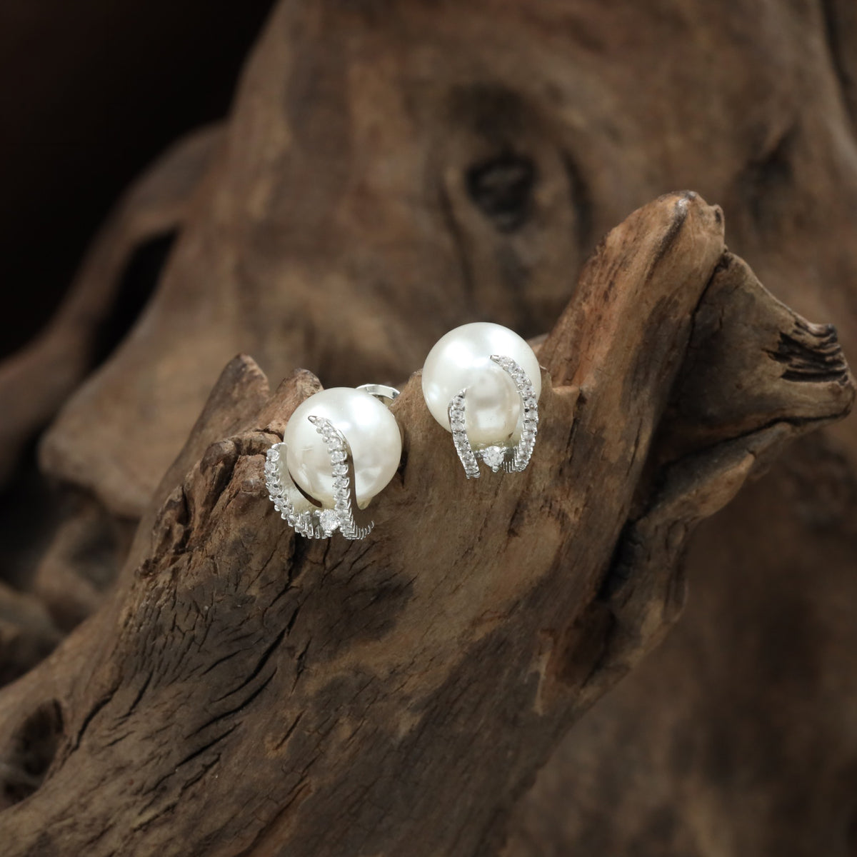 Rhodium Rounded Stud with Curved Side Arches