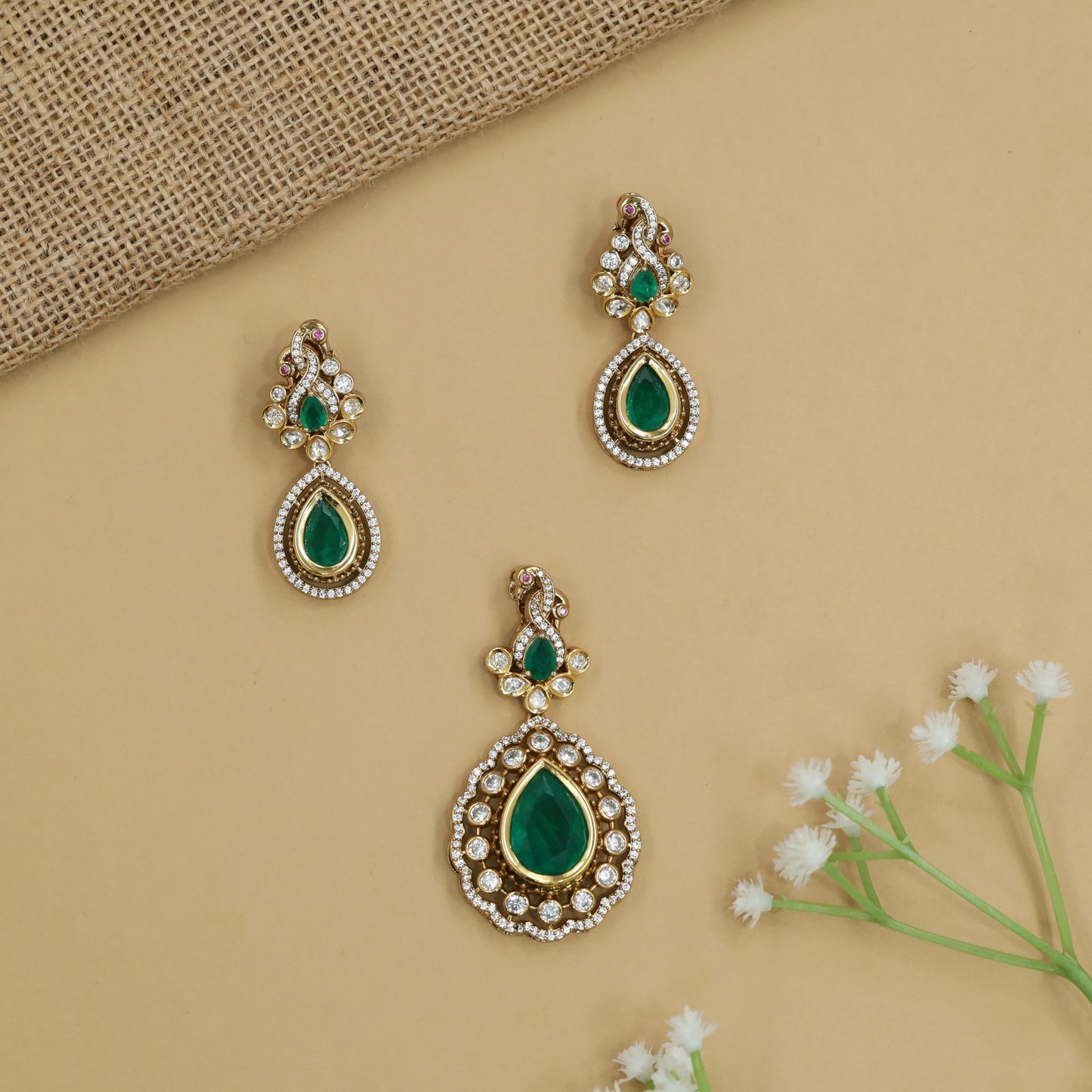 Pear Drop Kundan Pendant Set with Double Border Arrangement and Matching Studs