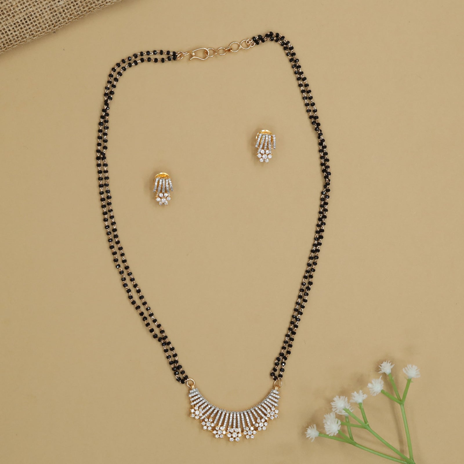 Dangling Line Gj Mangalsutra with Fan Border Styling