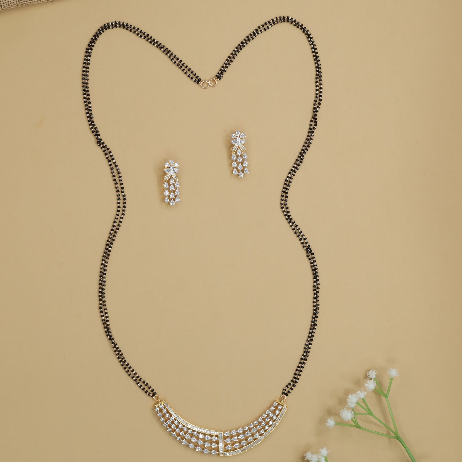 Opulent Sweep Mangalsutra with Structured Curve LayoutOpulent Sweep Mangalsutra with Structured Curve Layout
