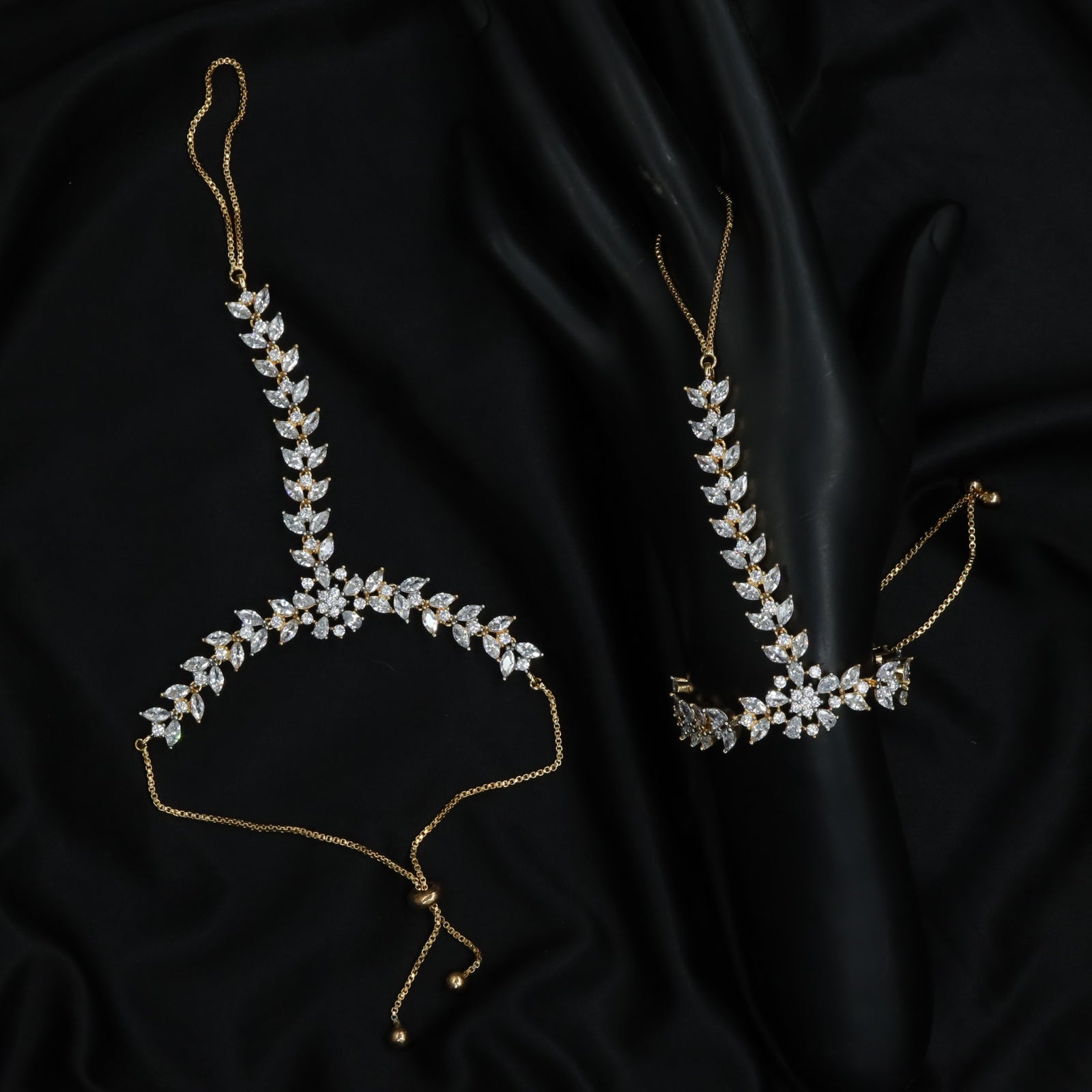 Floral Vine Gj Panja with Hand Harness Arrangement and Leaf Border Detailing