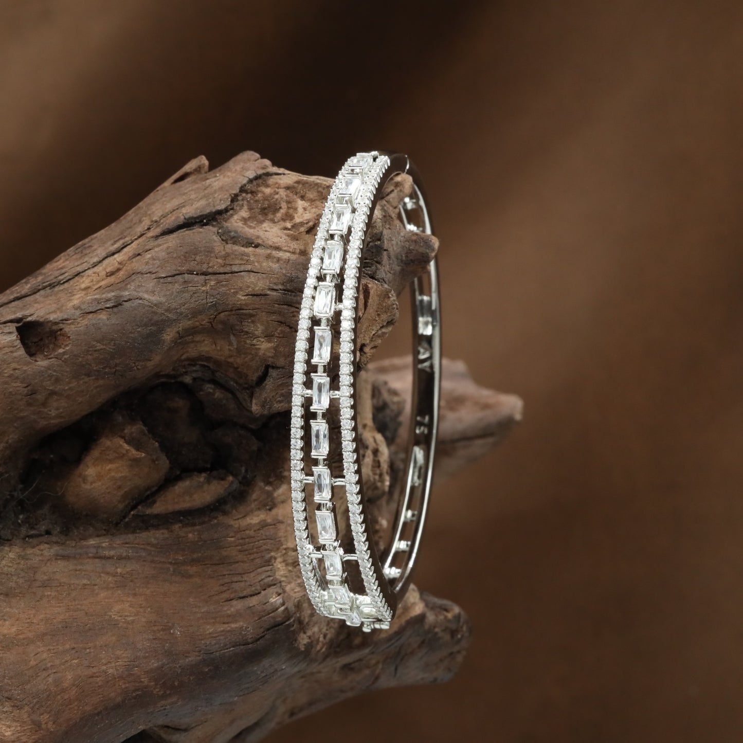 Drape Border Kada with Connected Frame Styling and Compact Detailing