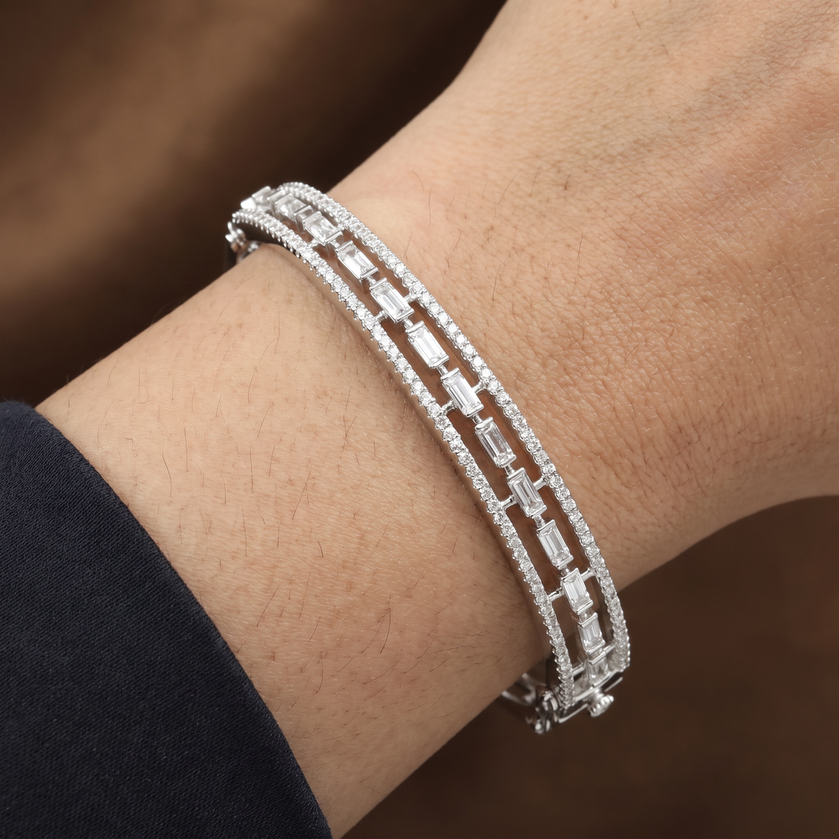 Drape Border Kada with Connected Frame Styling and Compact Detailing