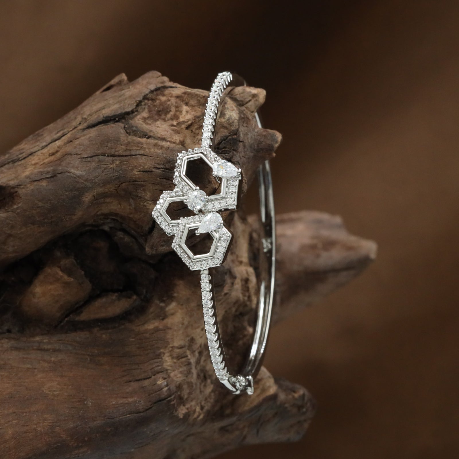 Angular Link Kada with Hexagon Frame Arrangement and Border Detailing