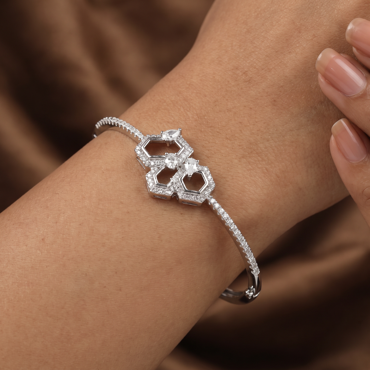 Angular Link Kada with Hexagon Frame Arrangement and Border Detailing