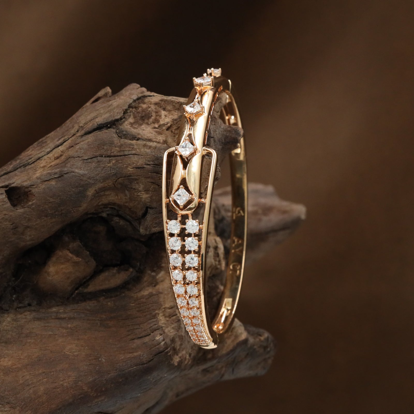 Angular Frame Kada with Geometric Center Arrangement and Border Detailing