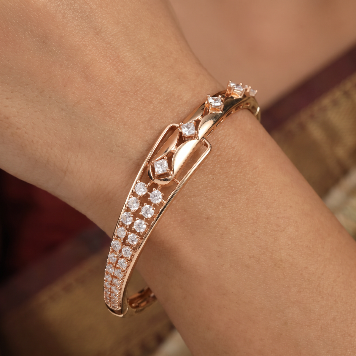 Angular Frame Kada with Geometric Center Arrangement and Border Detailing