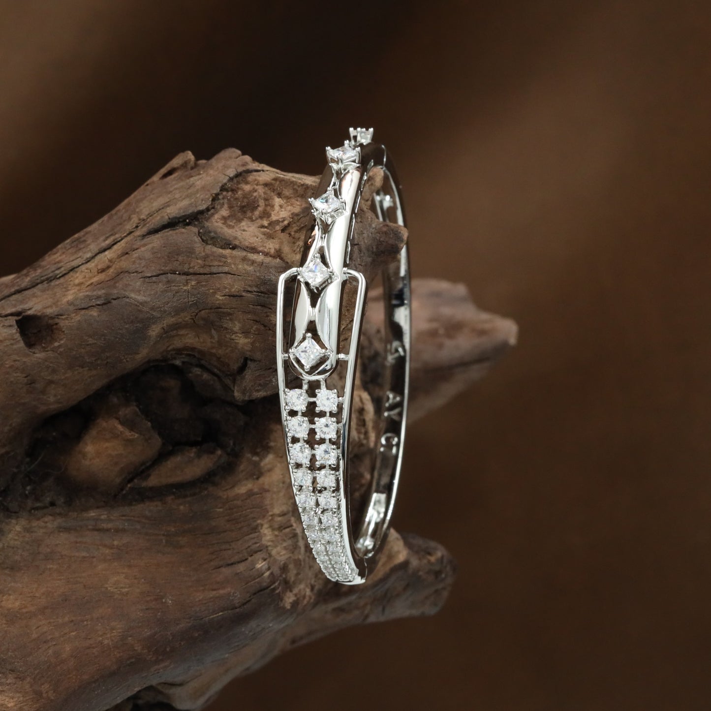 Angular Frame Kada with Geometric Center Arrangement and Border Detailing
