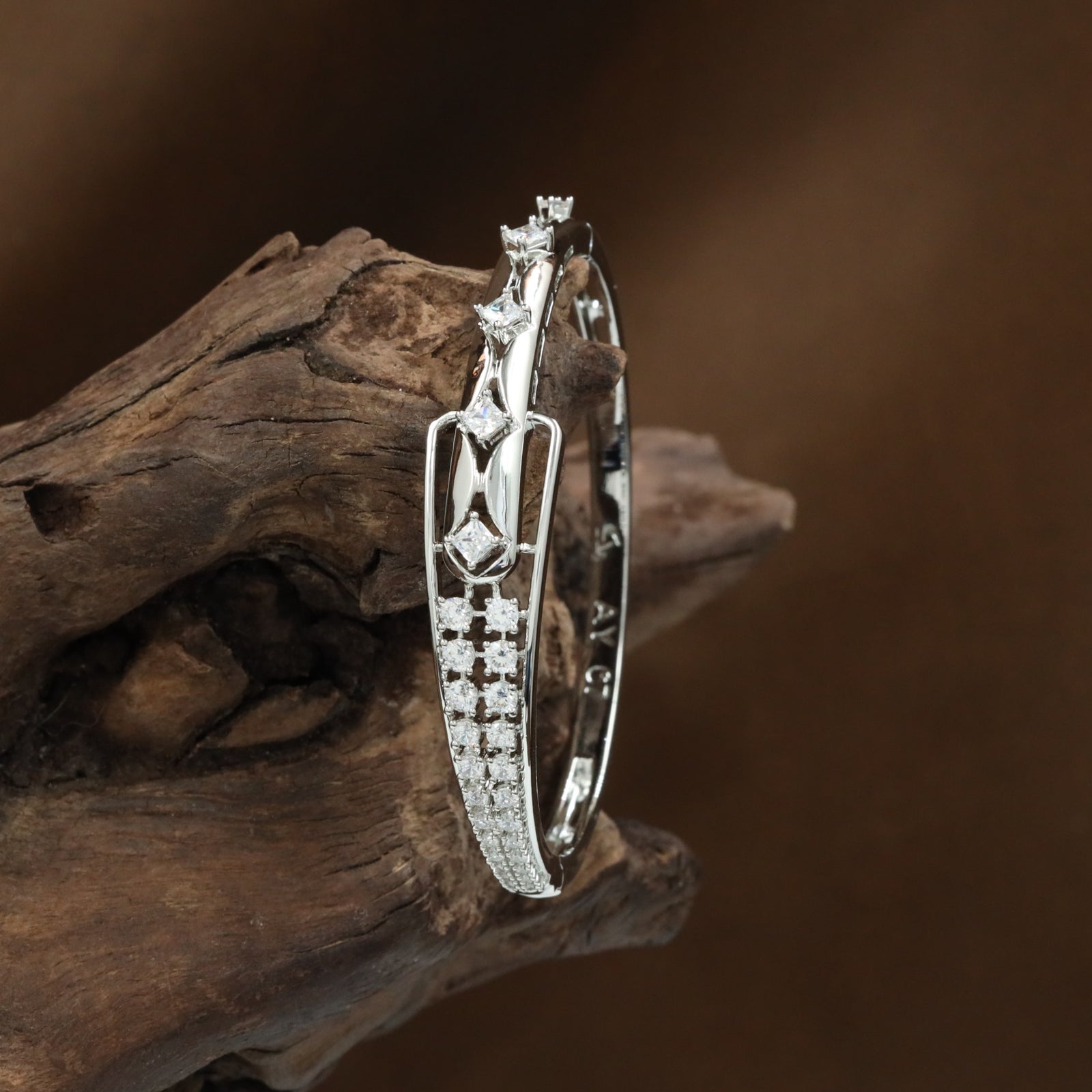 Angular Frame Kada with Geometric Center Arrangement and Border Detailing
