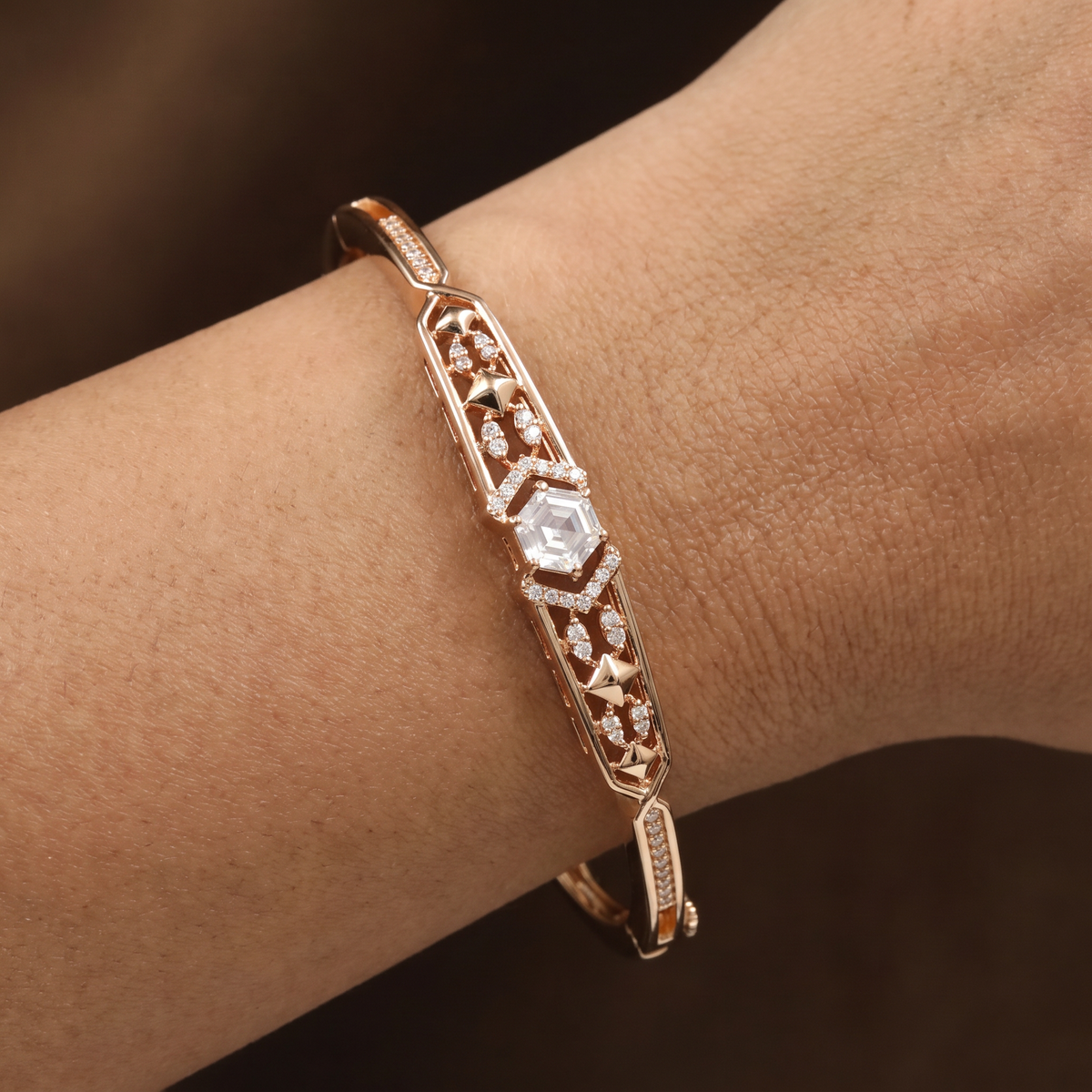 Elevated Frame Kada with Structured Hexagon Arrangement and Compact Detailing