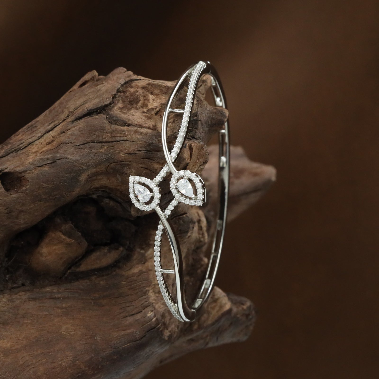 Butterfly Curve Kada with Open Side Layout and Structured Styling