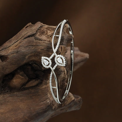 Butterfly Curve Kada with Open Side Layout and Structured Styling