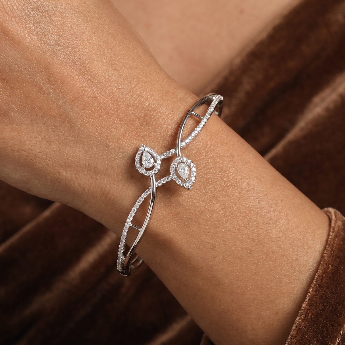 Butterfly Curve Kada with Open Side Layout and Structured Styling