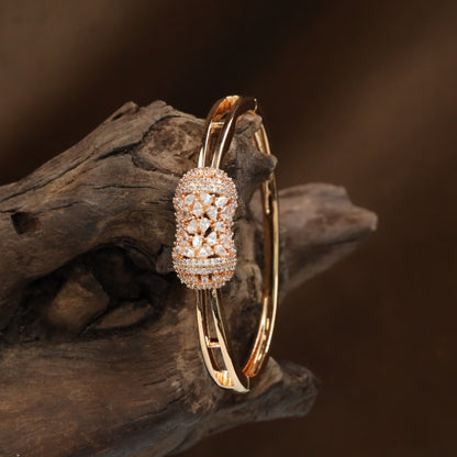Bezel Cluster Kada with Oval Section Layout and Structured Styling