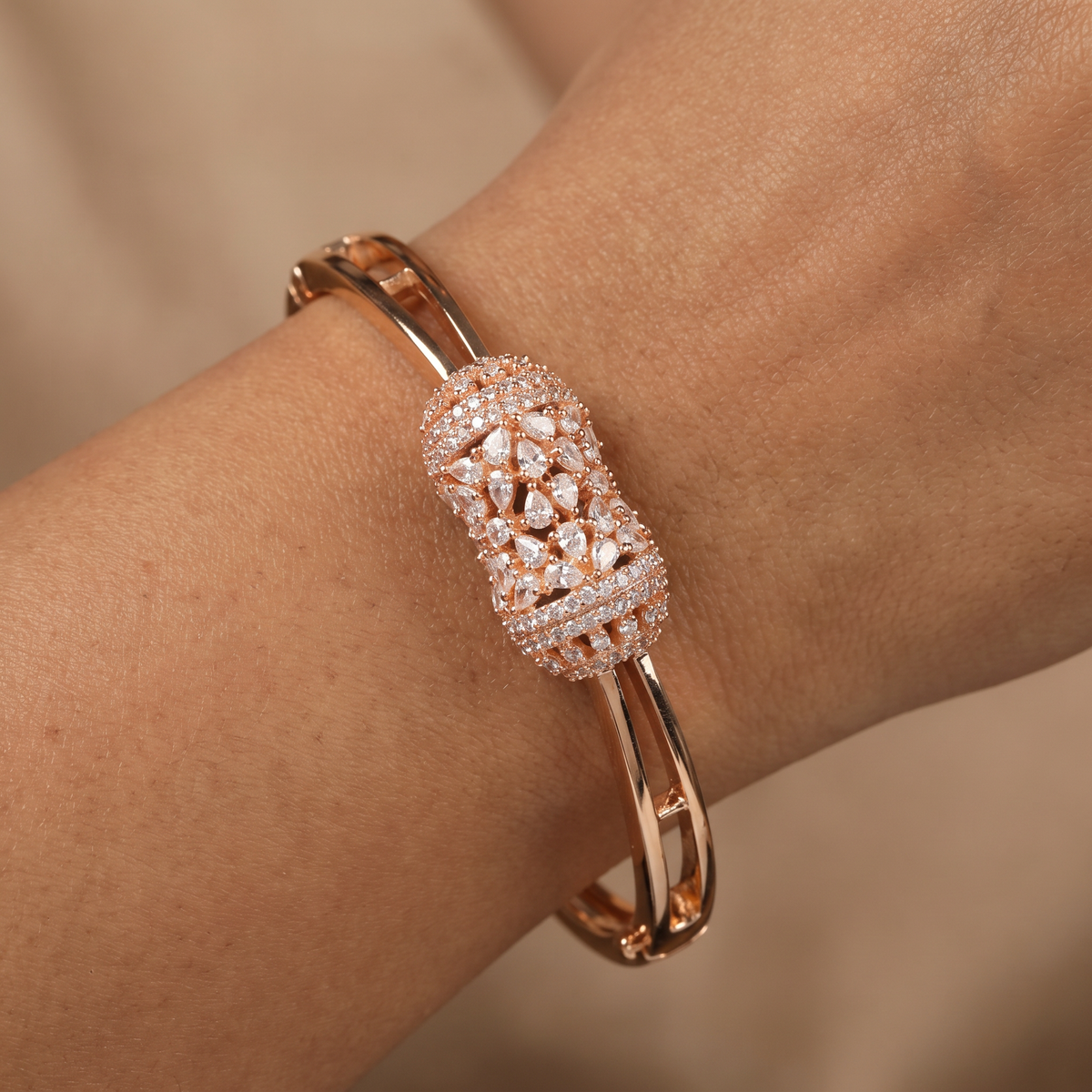 Bezel Cluster Kada with Oval Section Layout and Structured Styling