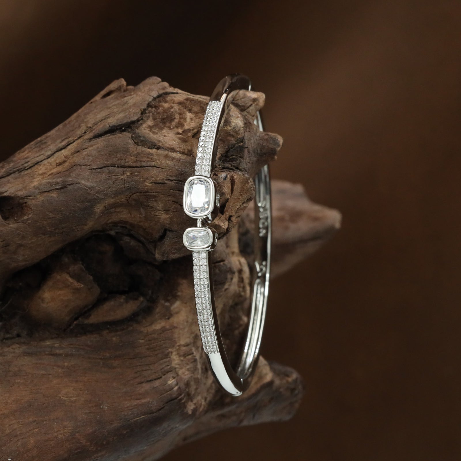 Dual Shape Kada with Linked Oval Sections and Border Styling
