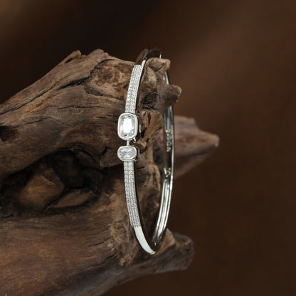 Dual Shape Kada with Linked Oval Sections and Border Styling