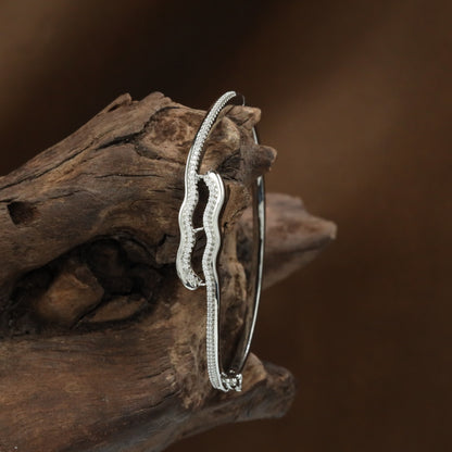 Wave Pattern Kada with Curved Center Arrangement and Border Detailing