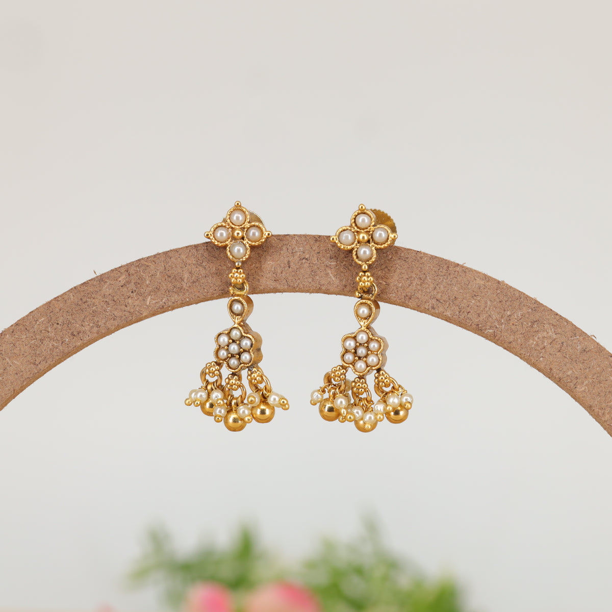Aarini Pearl Cluster Hanging with Bell Tassel Finish