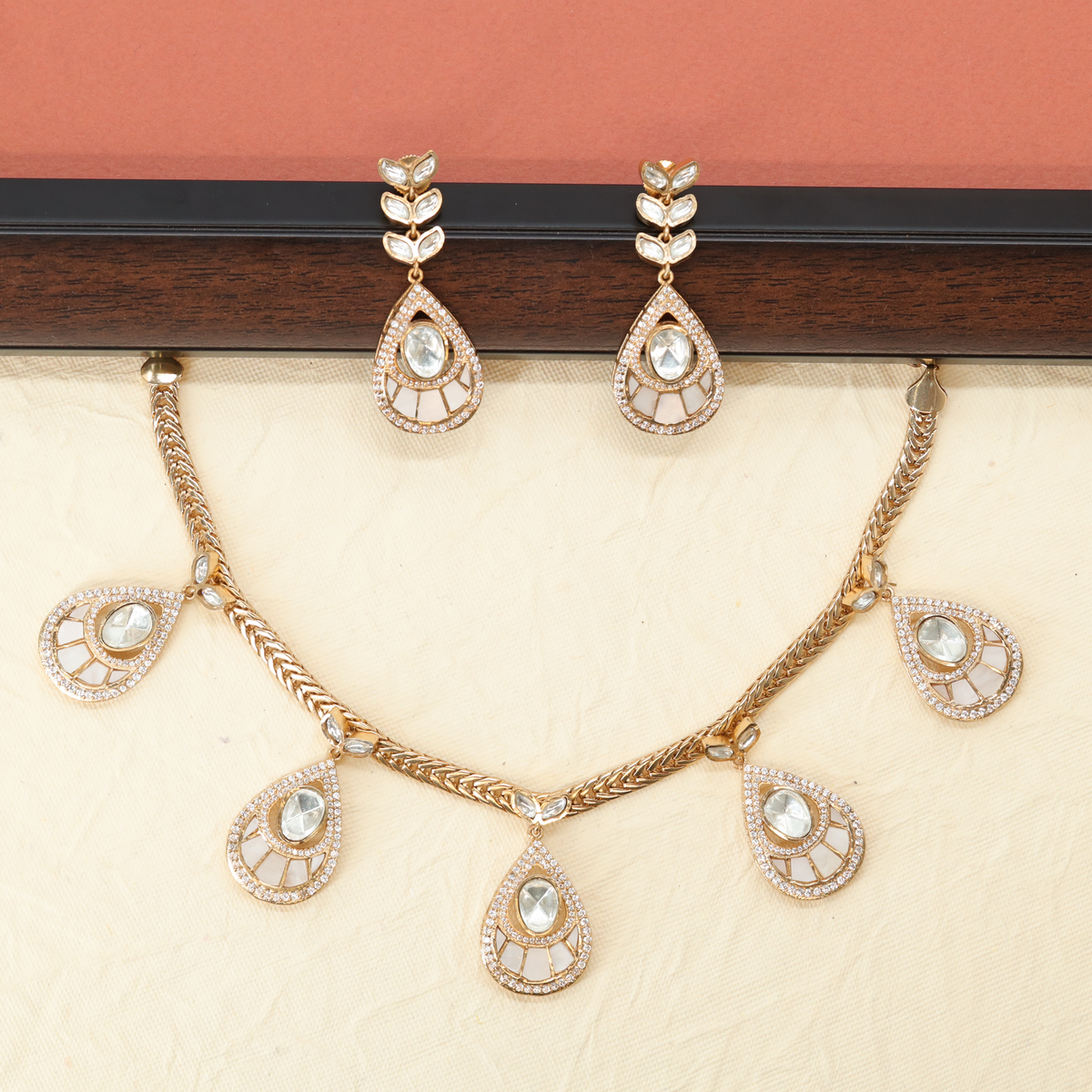 Stylish Rope Chain Necklace with Drop Elements and Matching Earrings