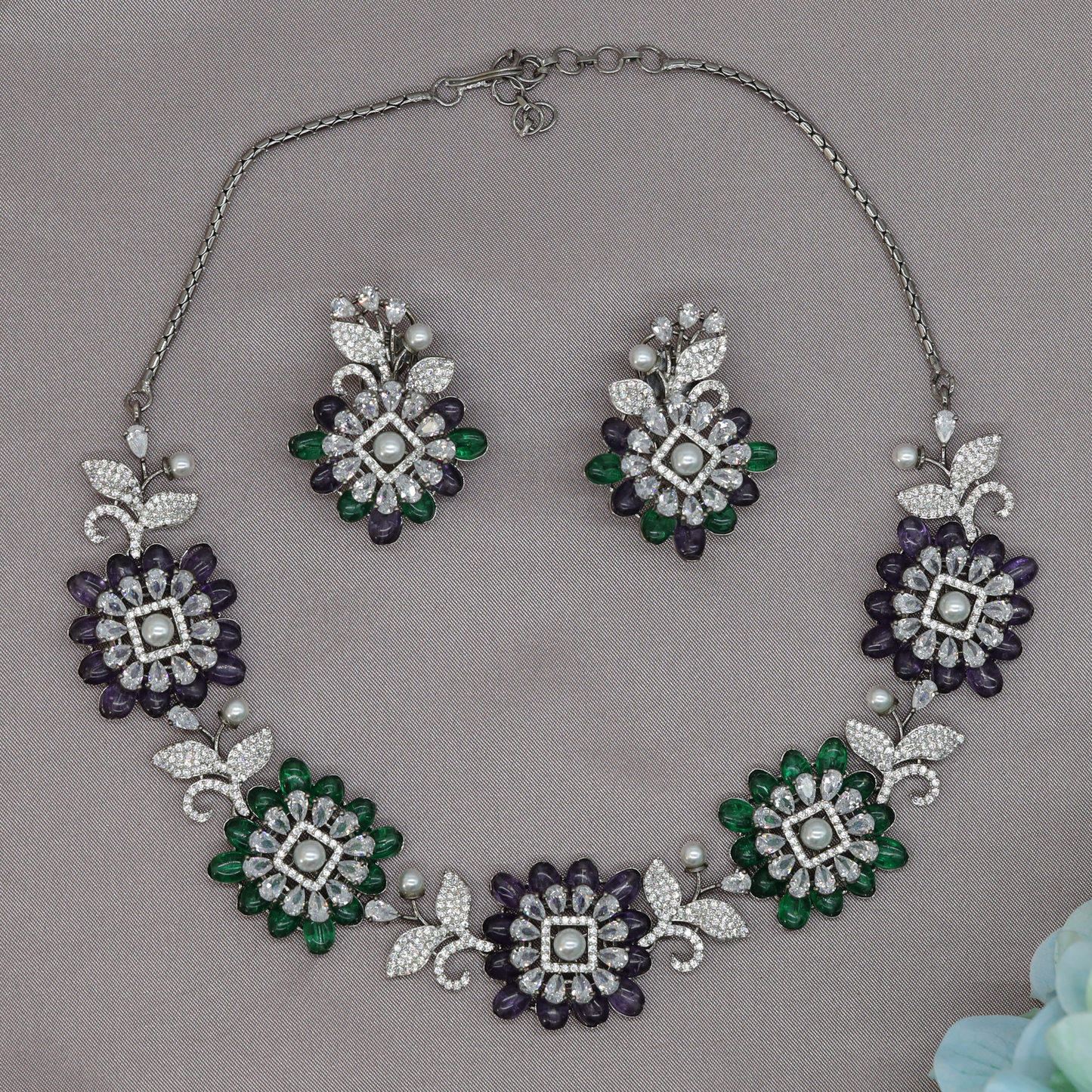 Sophisticated Floral Arrangement Necklace Set with Decorative Leaf Connectors