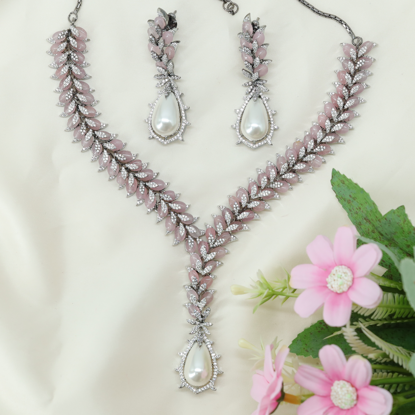 Luxury Vine Style Necklace Set with Intricate Leaf Arrangement