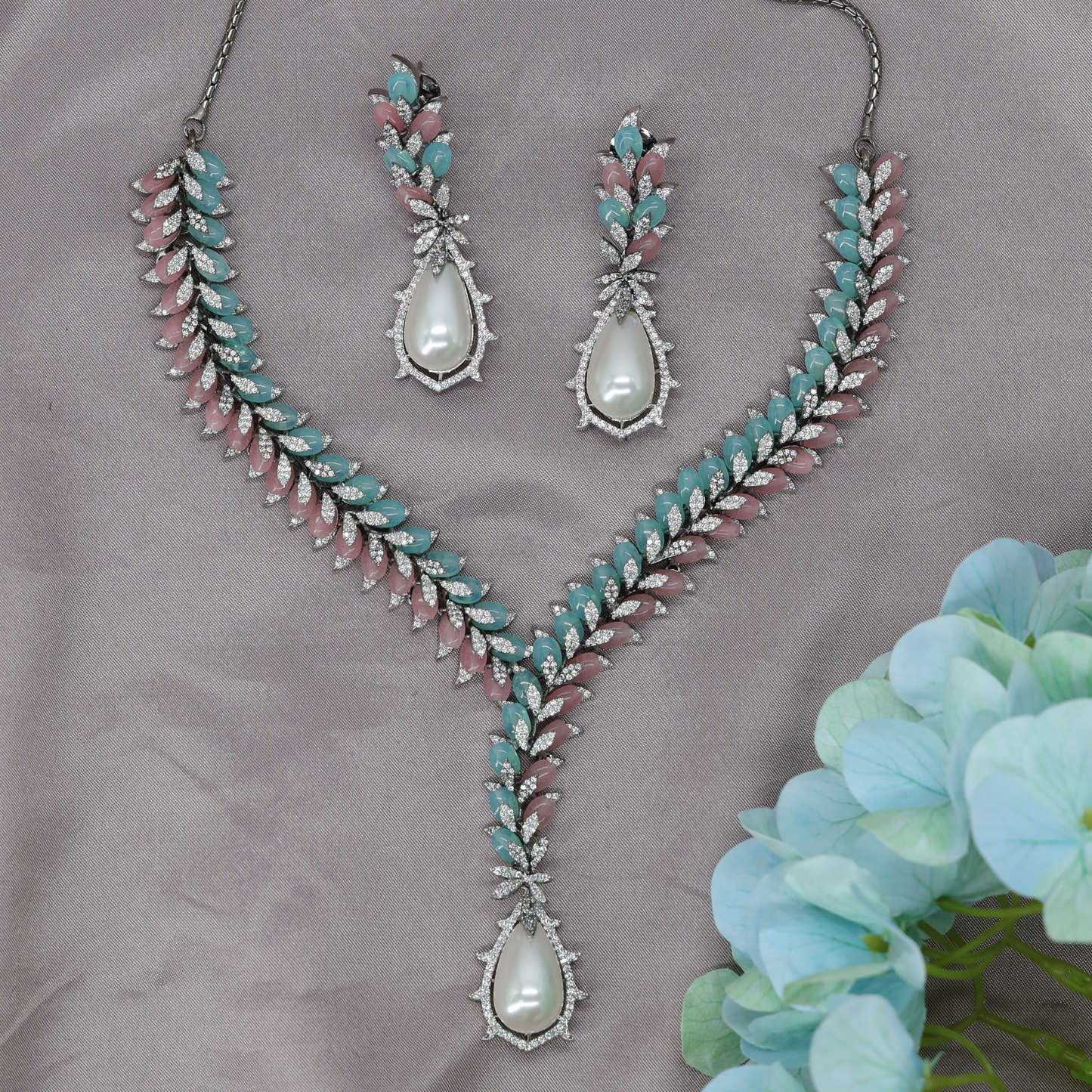 Luxury Vine Style Necklace Set with Intricate Leaf Arrangement