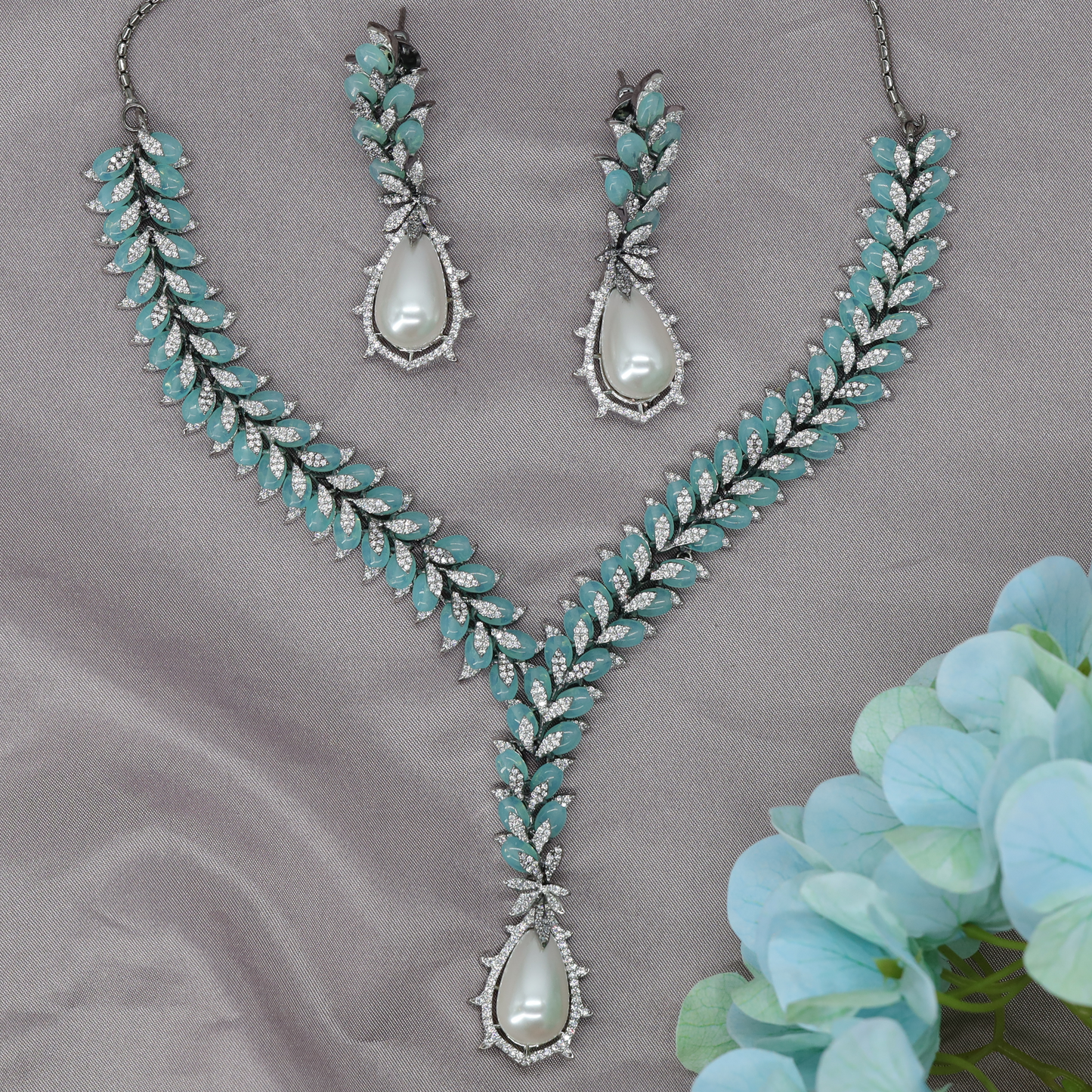 Luxury Vine Style Necklace Set with Intricate Leaf Arrangement