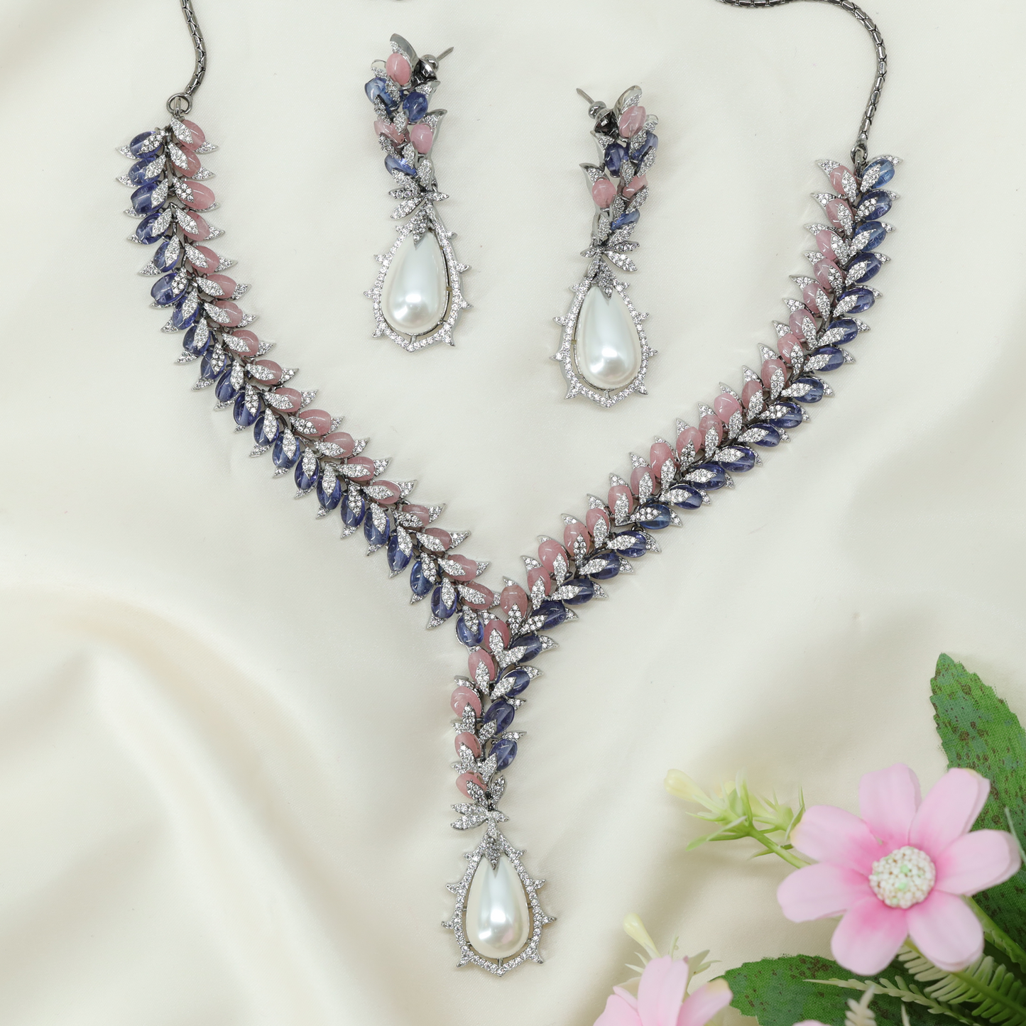Luxury Vine Style Necklace Set with Intricate Leaf Arrangement