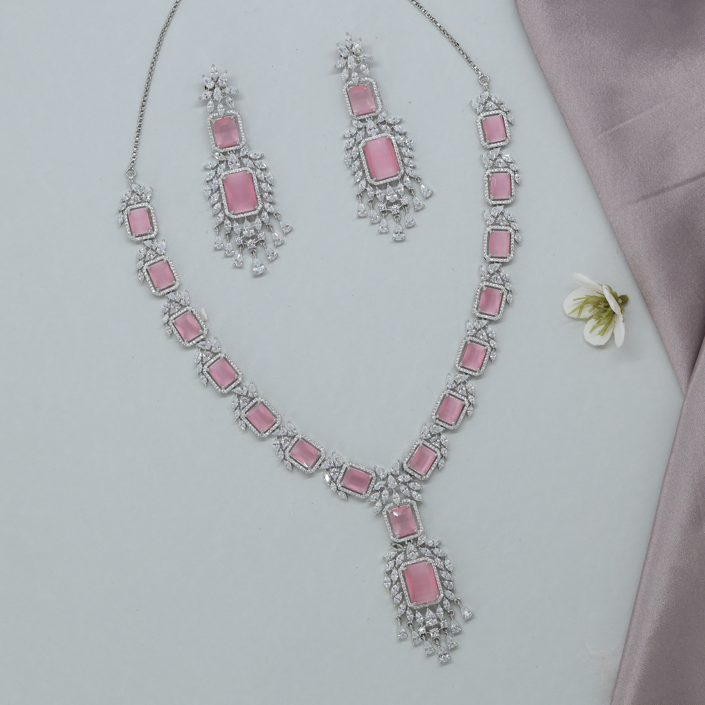 Stylish Linear Necklace with Balanced Frame Layout and Long Earrings